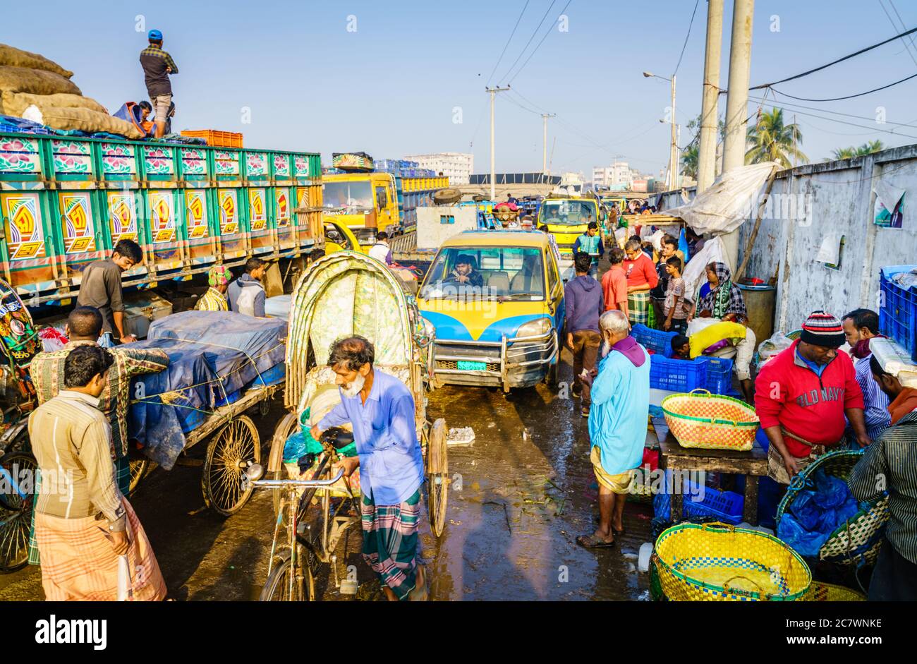 Chittagong, Bangladesch, 23. Dezember 2017: Verkehr in der Gasse, die zum Fischmarkt nahe dem Karnaphuli Fluss in Chittagong führt Stockfoto
