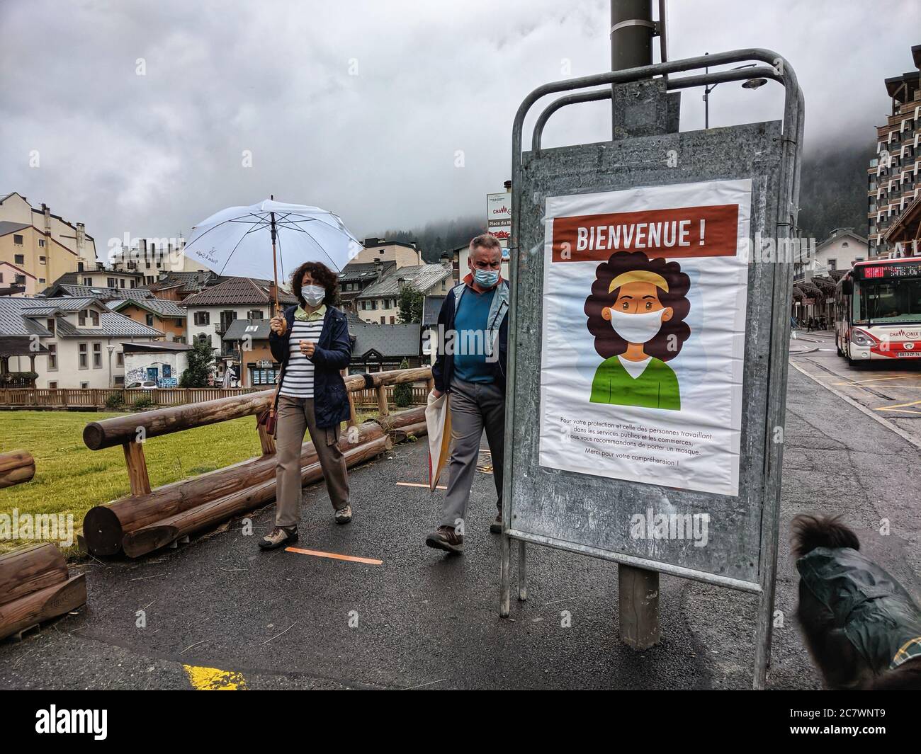 Chamonix, Chamonix Mont Blanc, Frankreich. Juli 2020. Fußgänger in Chamonix, Frankreich, gehen an einem Schild mit einem maskierten Gesicht vorbei. In dieser Region gehen die meisten Besucher, Einheimische und Arbeiter ohne Masken oder tragen sie nicht richtig. Der französische Conseil Scientifique hat vor einer zweiten Welle gewarnt und das Land wird eine strengere Maskenregulierung auferlegen. Ob es akzeptiert wird, bleibt abzuwarten. Quelle: Sachelle Babbar/ZUMA Wire/Alamy Live News Stockfoto