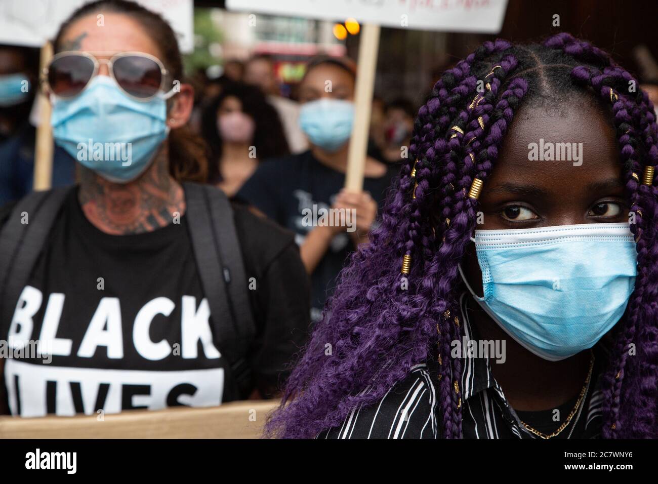 Demonstranten, die Gesichtsmasken tragen, rufen Slogans während eines Protestes in der Londoner Innenstadt.die Londoner marschieren noch fast zwei Monate nach den ersten Protesten für Rassengerechtigkeit. Stockfoto