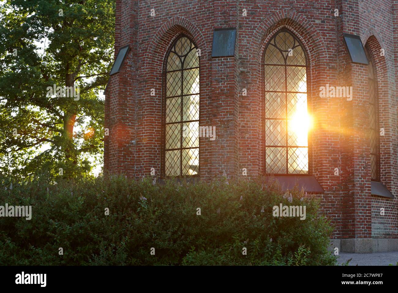 Fenster einer alten Kapelle mit schönem Abendlicht der untergehenden Sonne Stockfoto