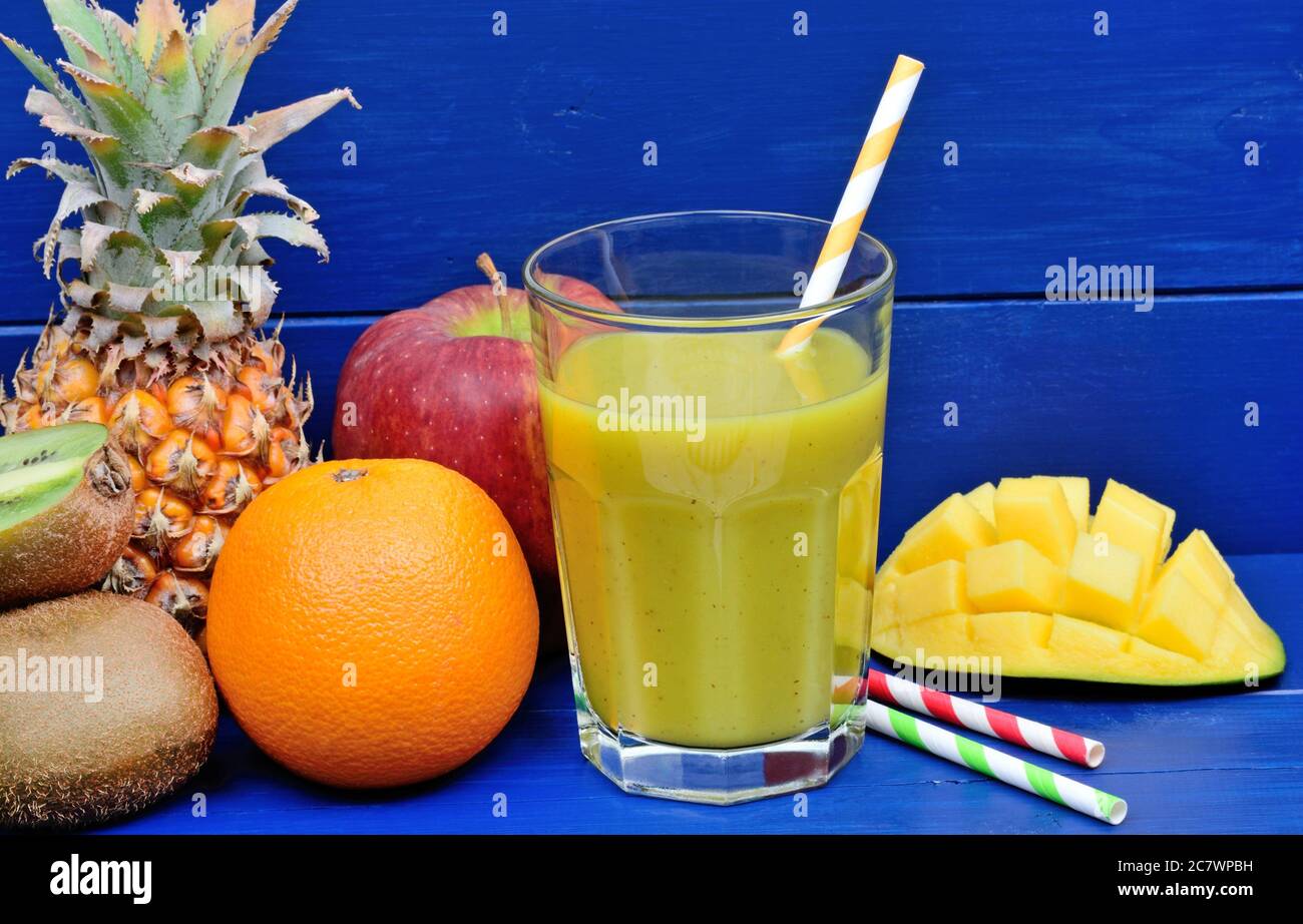 Köstlicher Smoothie im Glas auf einem blauen Holztisch Stockfoto