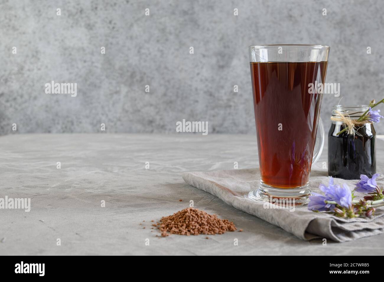 Chicorée Wurzel Kaffee in Gläsern und frischen Blumen. Gesundheitliche Vorteile. Sofort und konzentriert. Schließen Stockfoto