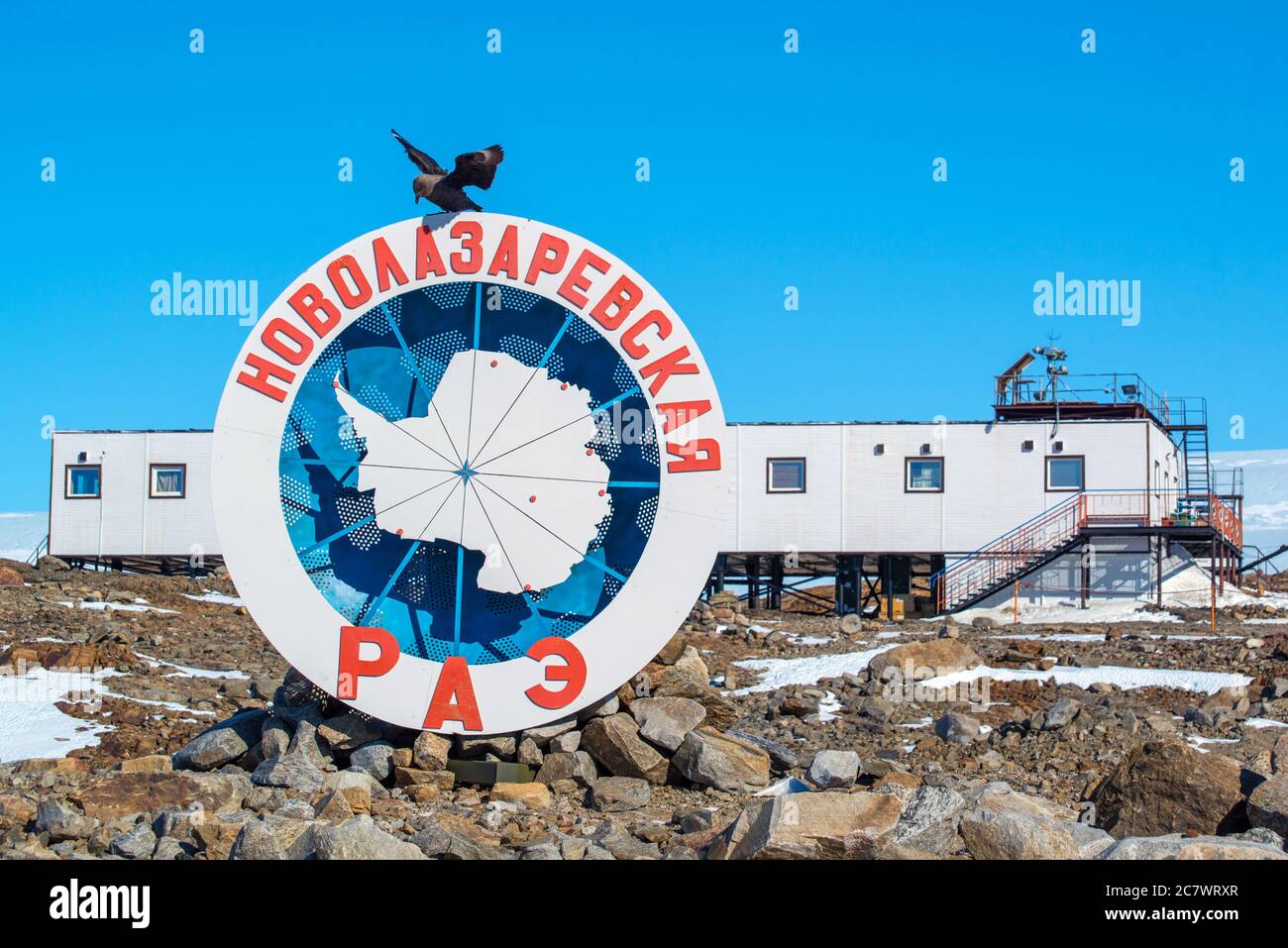 Polarstation Novolazarevskaya. Blick auf Gebäude und Infrastruktur. Antarktis Stockfoto
