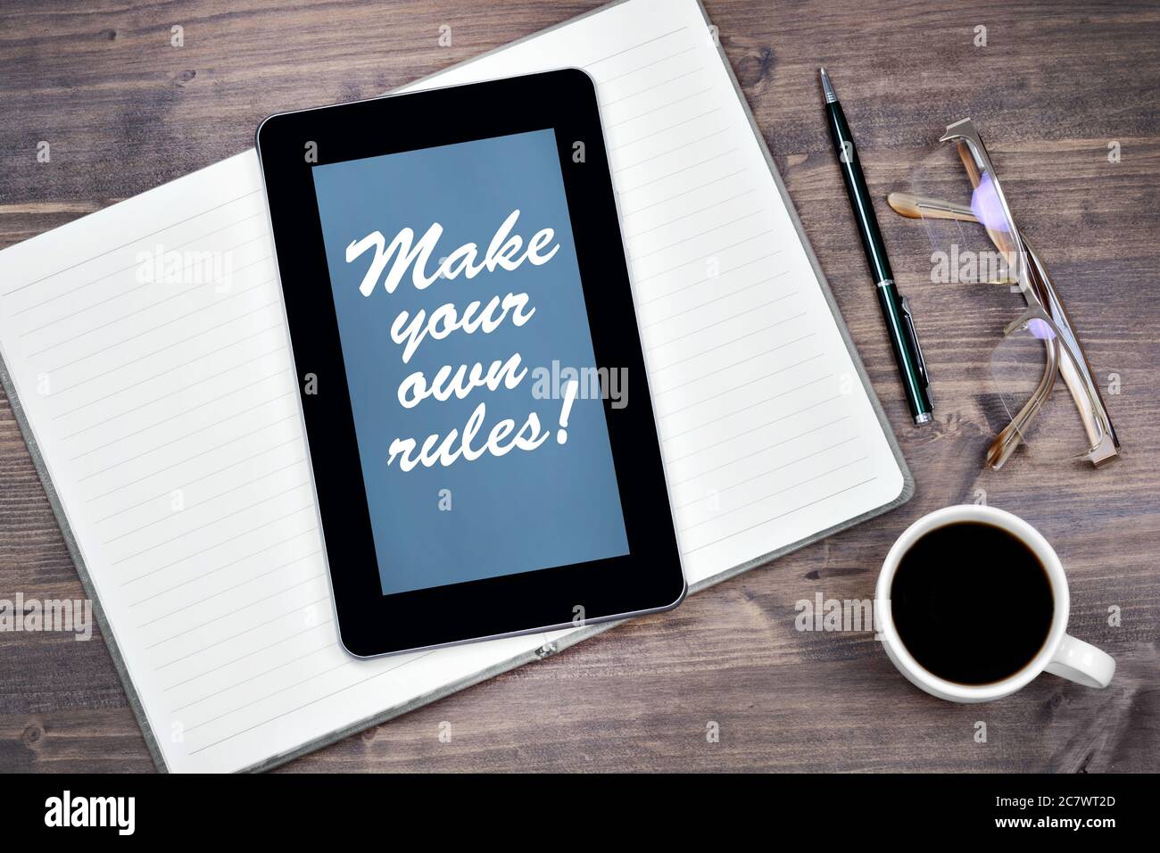 Machen Sie Ihre eigenen Regeln! Text auf Tablet-Gerät auf einem Holztisch Nahaufnahme Stockfoto