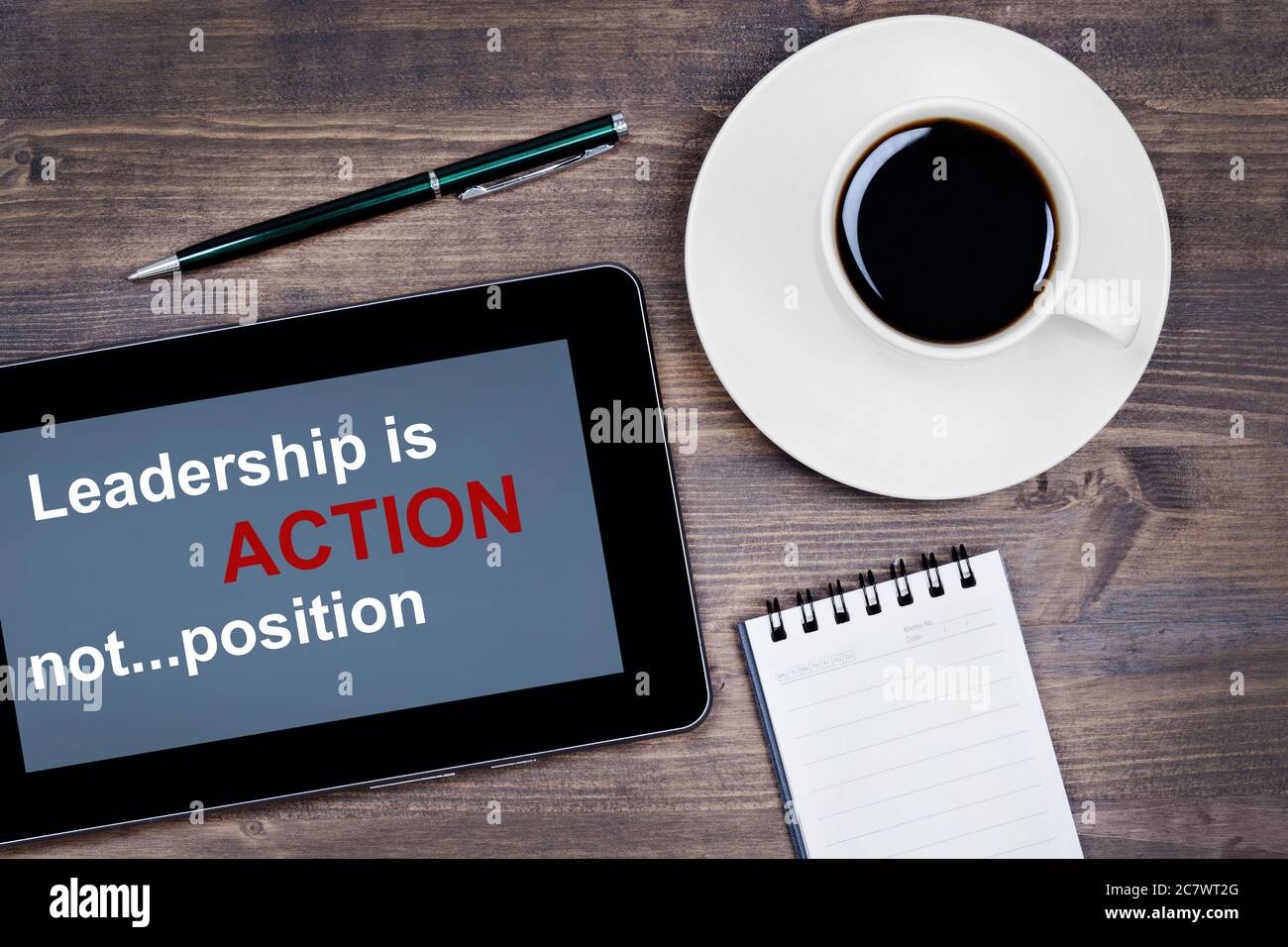 Führung ist Handeln, nicht Position. Text auf Tablet-Gerät auf einem Holztisch Nahaufnahme Stockfoto