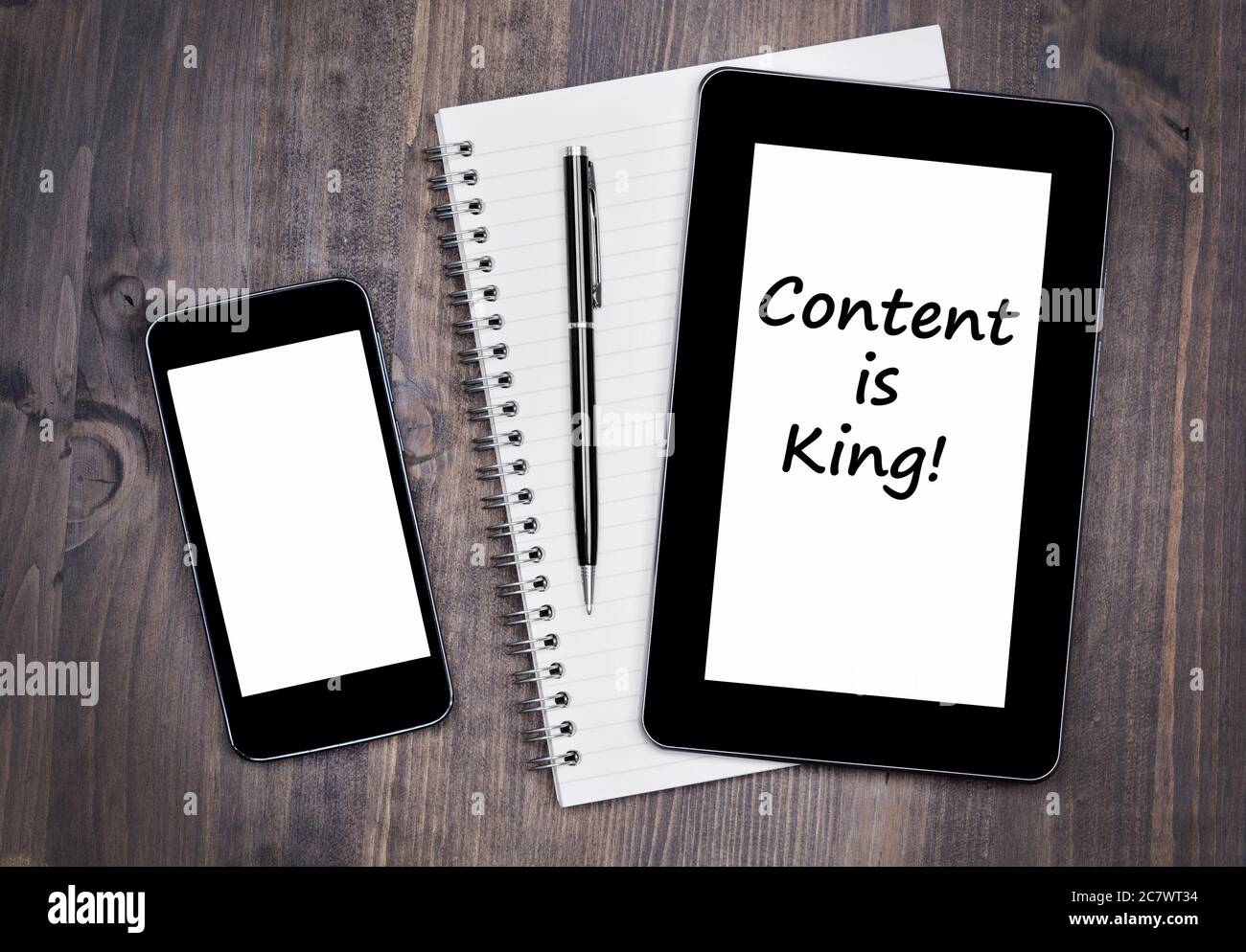 Das Konzept ist König! Text auf Tablet-Gerät auf einem Holztablett Stockfoto
