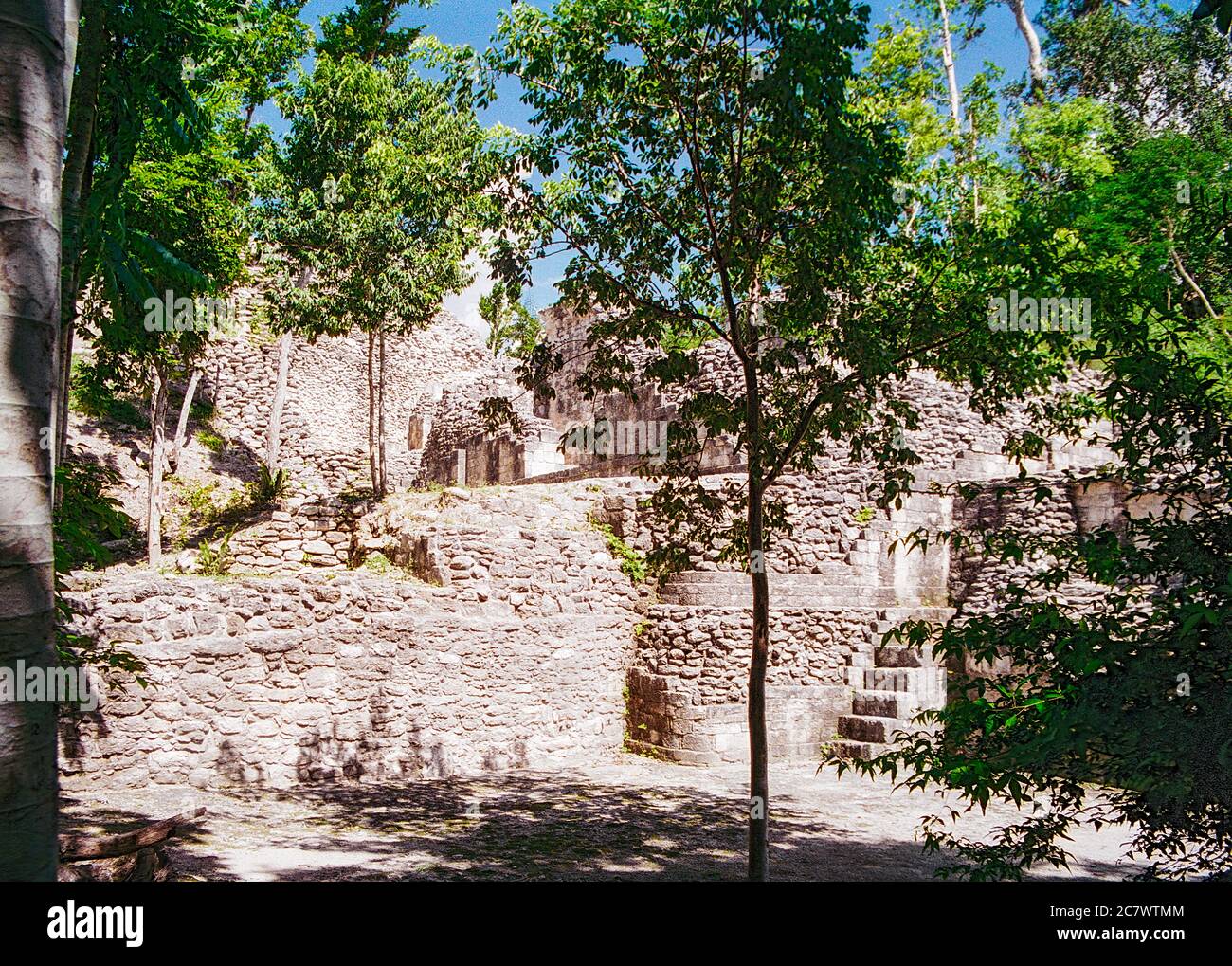 Ein Teil der Struktur VIII. BECAN Maya Ruinen. Campeche, Mexiko. Vintage Film Bild - ca. 1990. Stockfoto