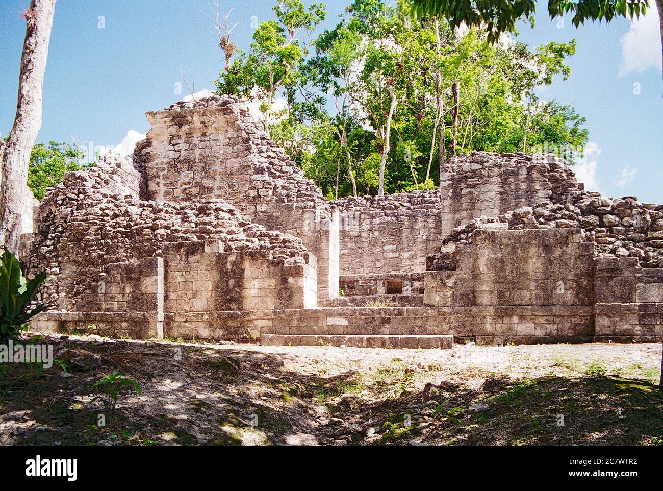 Maya-Ruinen von Becan. Campeche, Mexiko. Vintage Film Bild - ca. 1990. Stockfoto