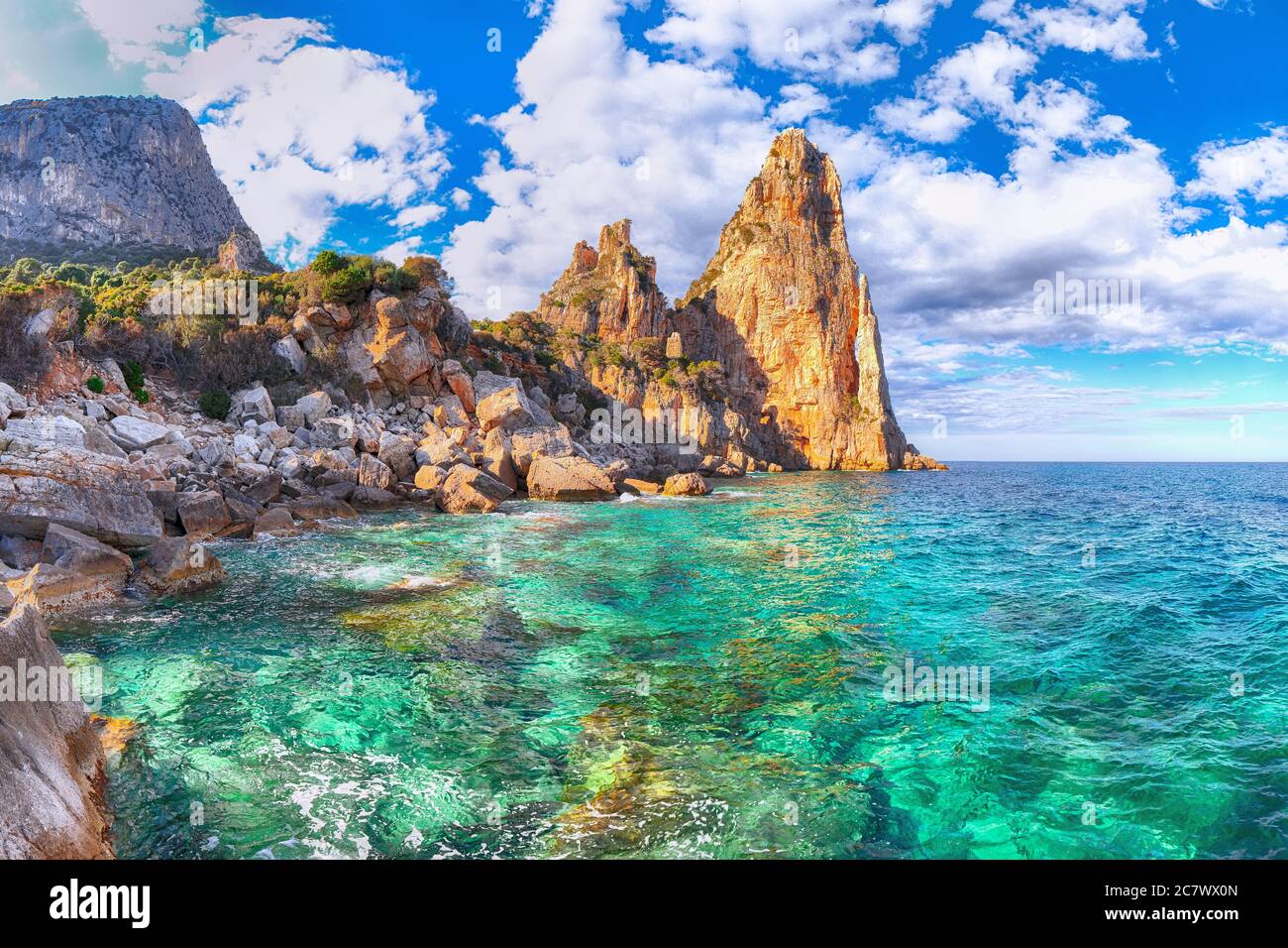 Spektakuläre Aussicht auf Punta Pedra Longa und azurblaues Wasser im Meer. Lage: Baunei, Provinz Nuoro, Sardinien, Italien, Europa Stockfoto