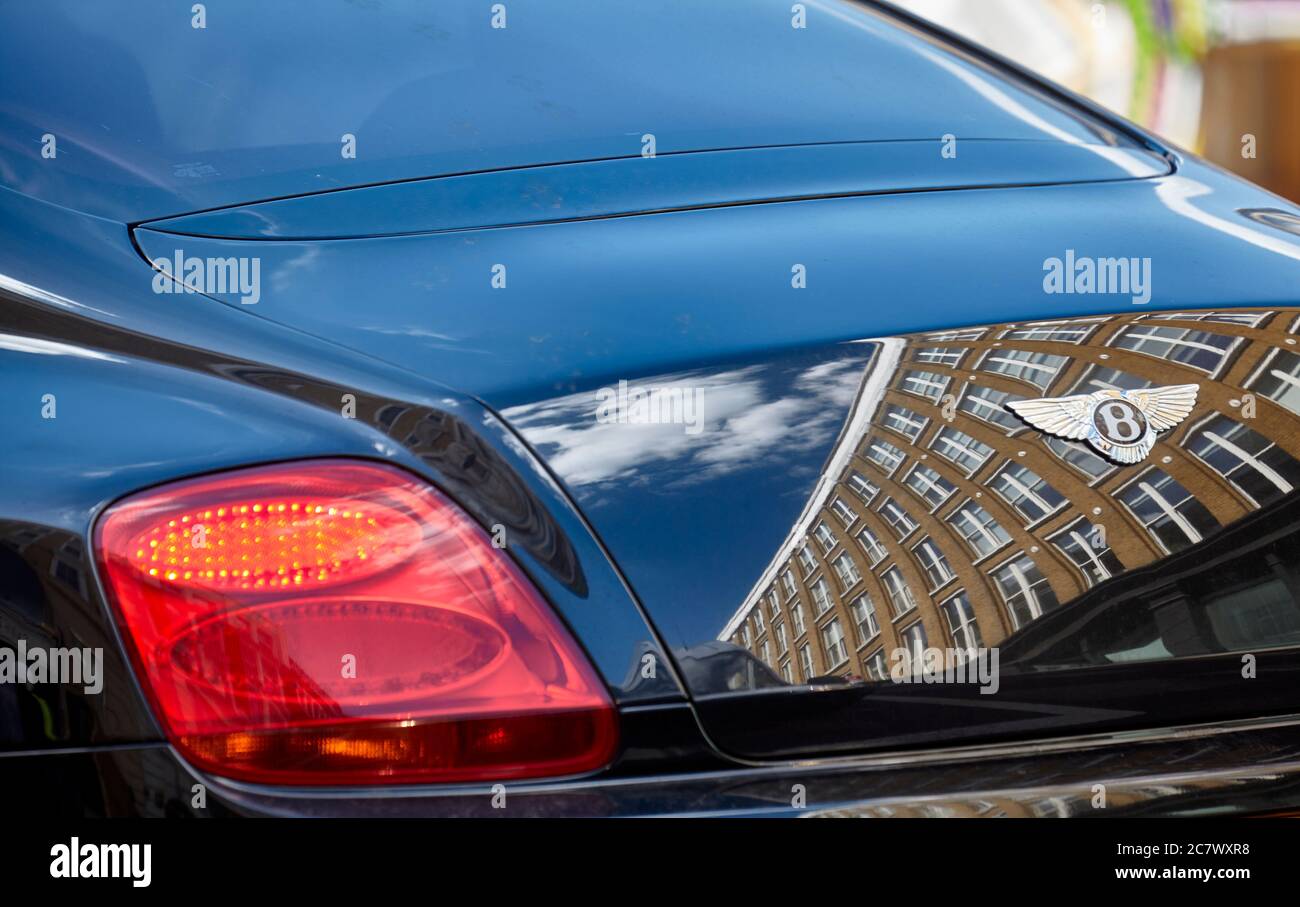 Great Eastern Street spiegelt sich in einem Luxus Bentley Auto, London, Großbritannien Stockfoto