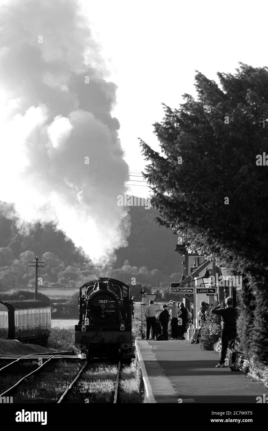 'Lydham Manor' mit 'Erlestoke Manor' dahinter, mit einem Minehead - Bishops Lydeard Zug in die Blue Anchor Station eintretend. Stockfoto