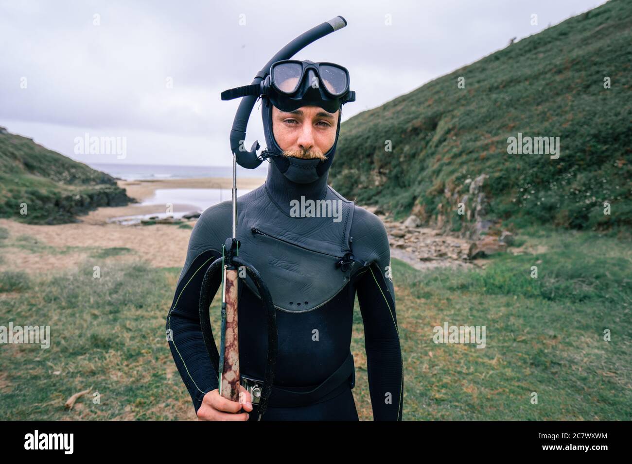 Junger Kaukasischer Mann in speziellen Tauchkleidung und Brille Stockfoto