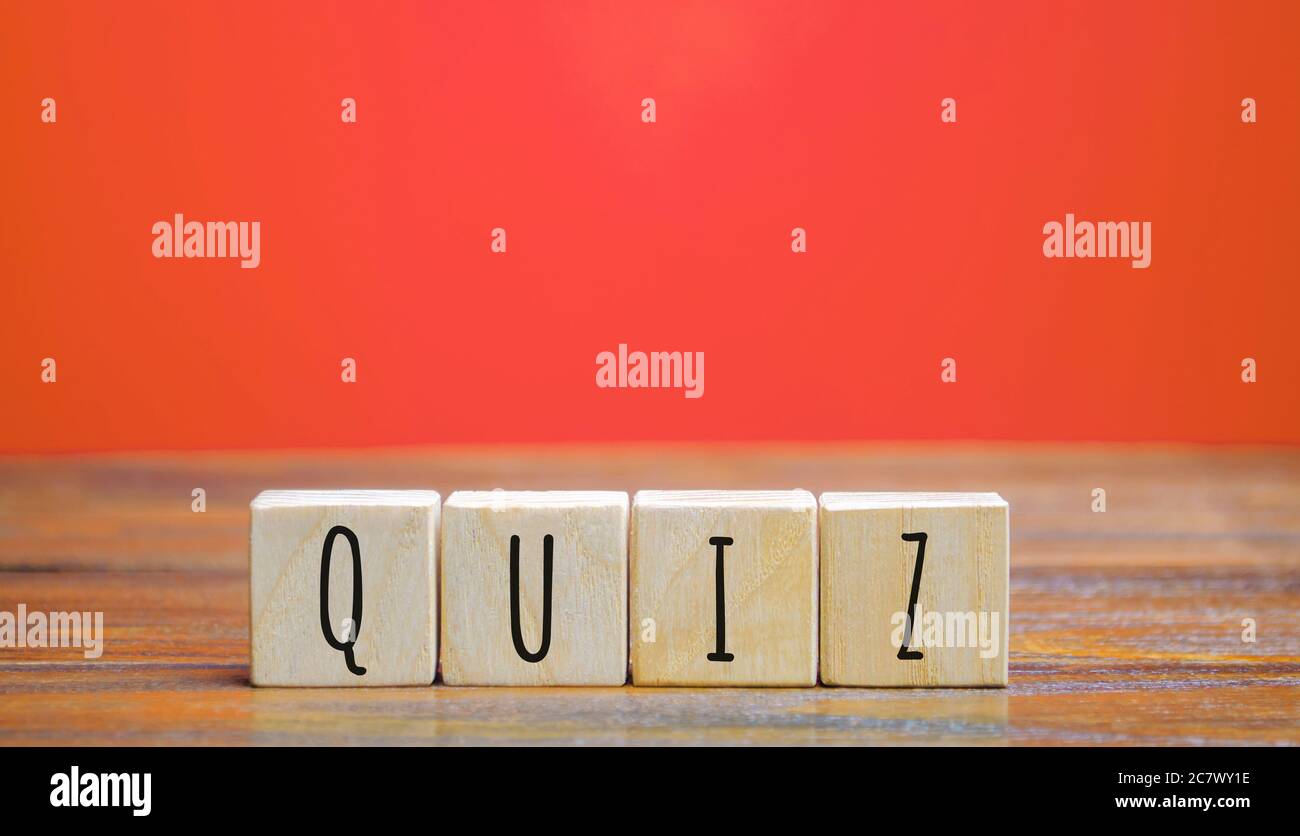 Holzblöcke mit dem Wort Quiz. Geschäfts- oder Bildungskonzept. Antworten auf mündliche oder schriftliche Fragen aus verschiedenen Wissensgebieten. Stockfoto