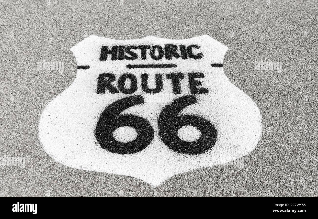 Historisches Route 66 Schild auf dem Bürgersteig in der Nähe von Dwight, Illinois, USA.dng Stockfoto