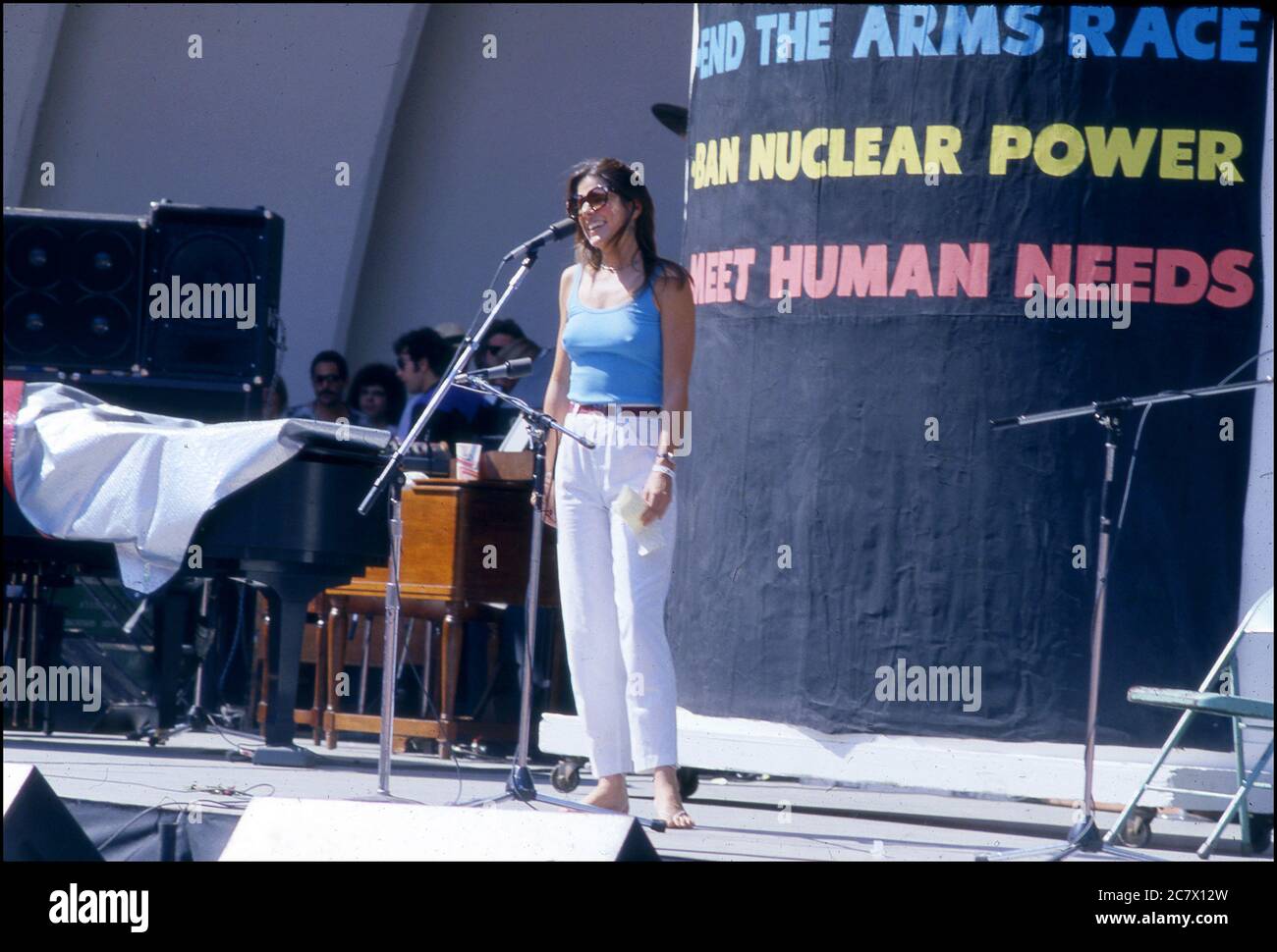 Patti Davis die Tochter von Ronald und Nancy Reagan tritt bei einem Konzert auf, das gegen die Atomkraft im Hollywood Bowl protestiert Stockfoto