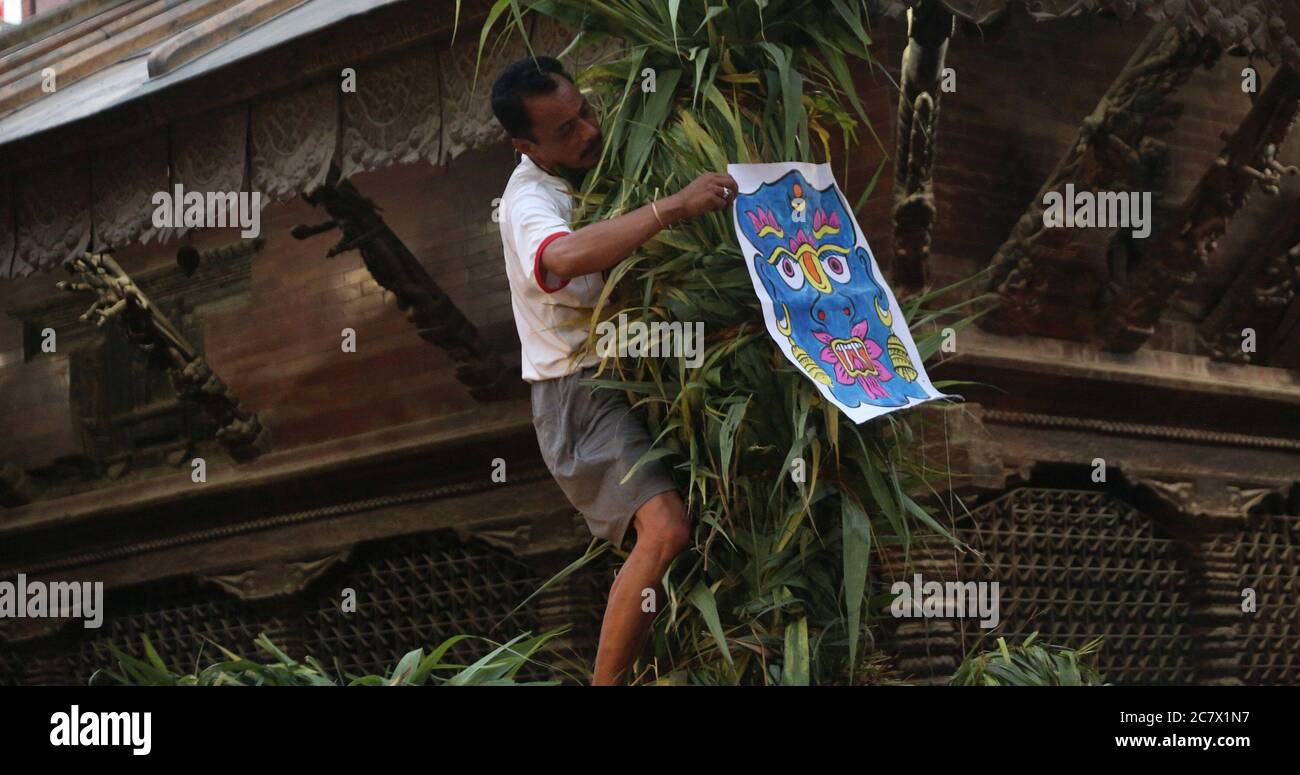 Kathmandu, Nepal. Juli 2020. Ein Mann aus der Gemeinde Newar bereitet das Bildnis des Dämons während der Feier des Ghantakarna-Festivals vor. (Foto von Archana Shrestha/Pacific Press) Quelle: Pacific Press Agency/Alamy Live News Stockfoto