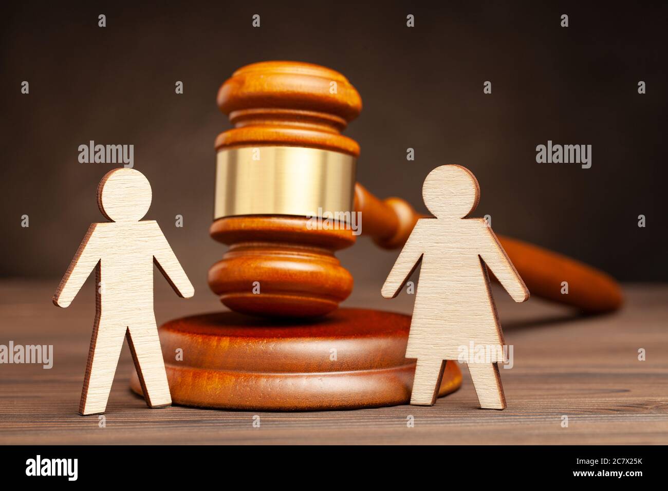 Scheidung durch Gesetz. Zerbrochene Familie. Mann mit Frau und Richterhammer Stockfoto