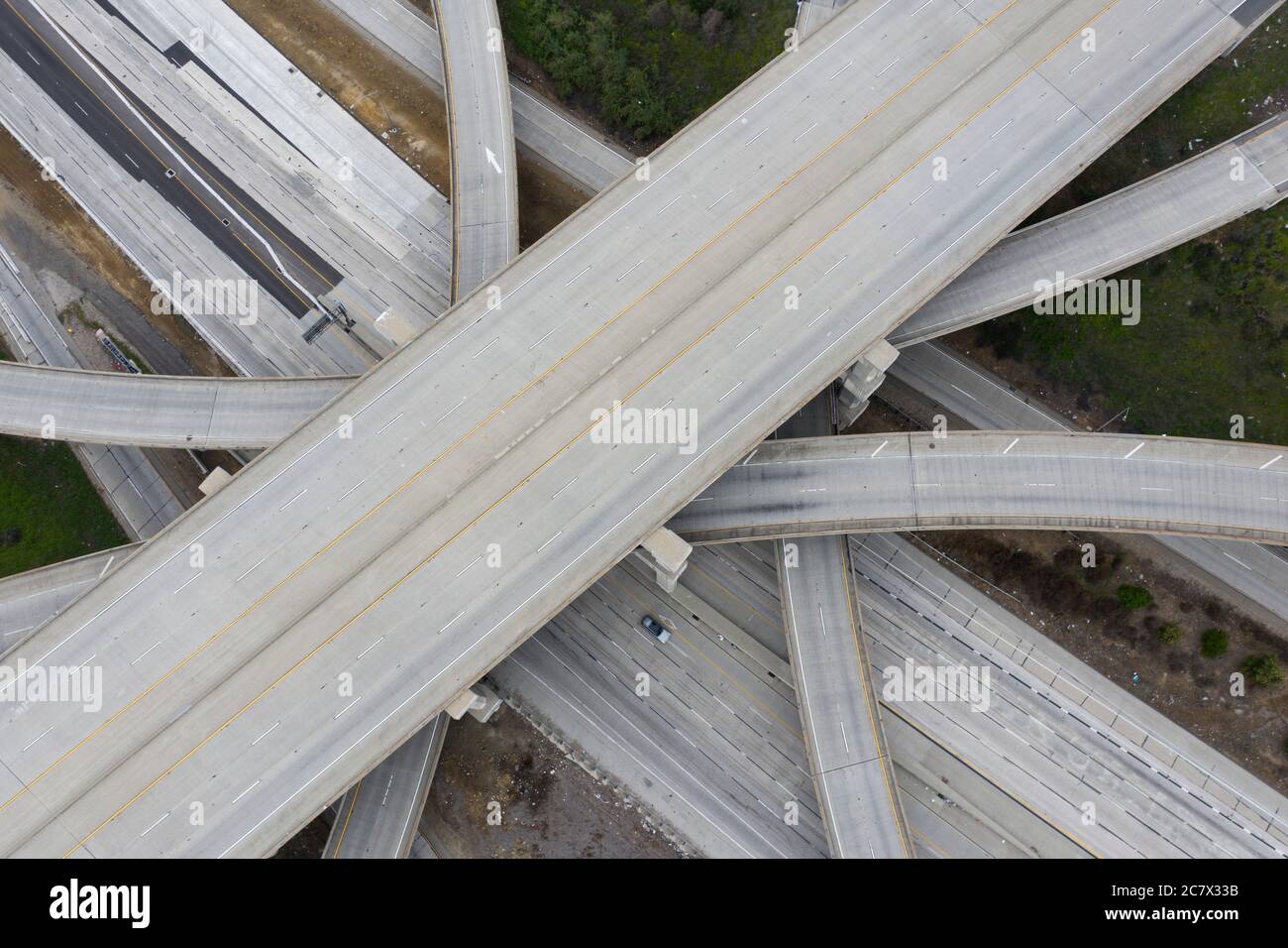 Blick von der Luftbahn auf einen leeren Autobahnkreuz in Pomona, Kalifornien während der Pandemie von Covid 19 Stockfoto