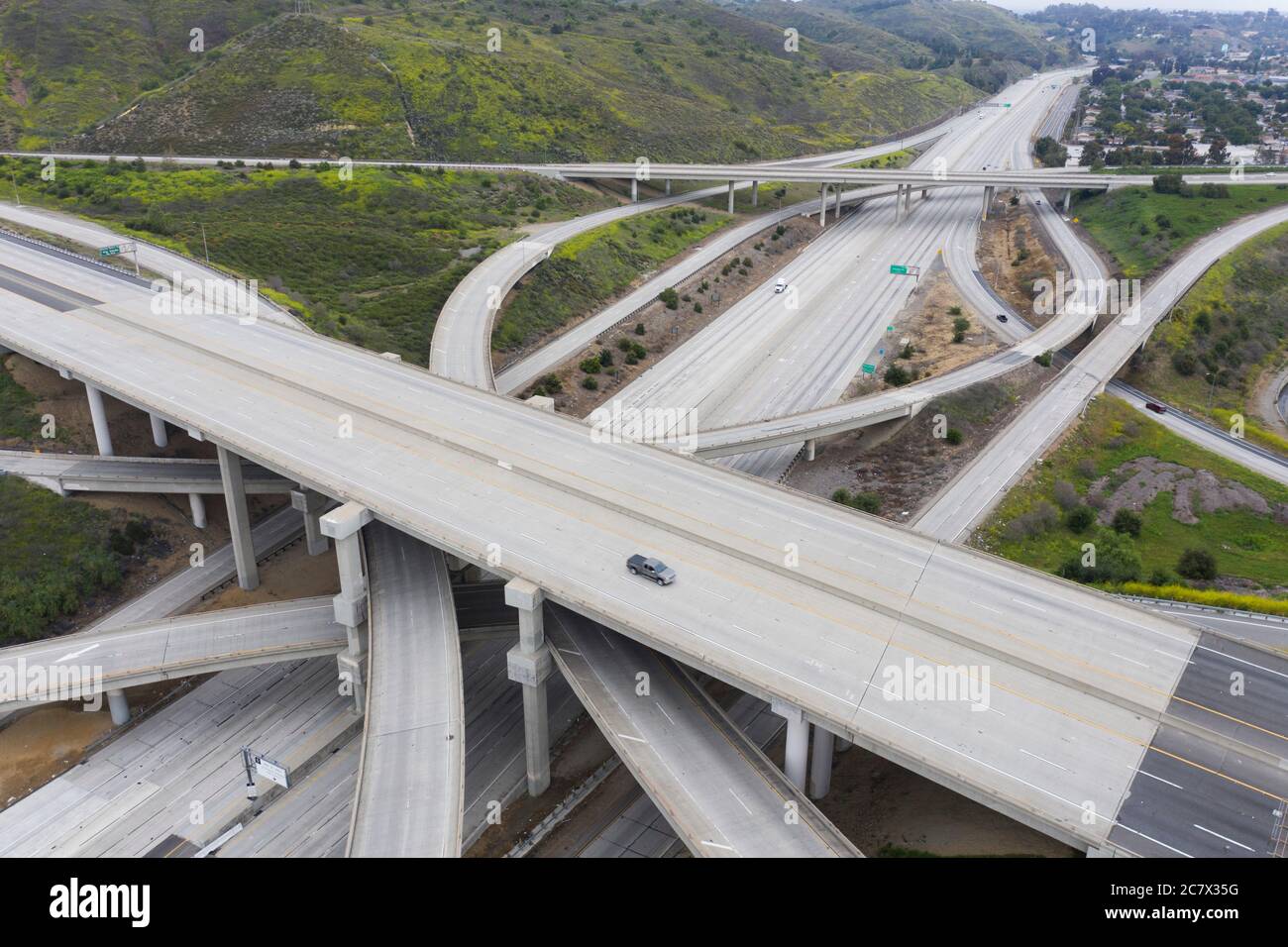 Luftaufnahme des leeren Autobahnkreuzes der Autobahnen 57, 71 und 10 in Pomona, Kalifornien während der Pandemiesperre von Covid-19 Stockfoto