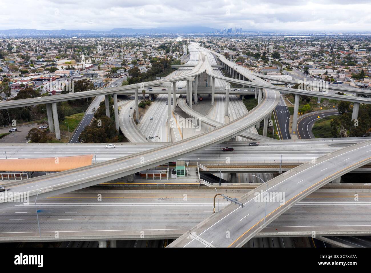 Fast leere Los Angeles Autobahnkreuz, wo die Autobahnen 110 und 105 treffen Stockfoto