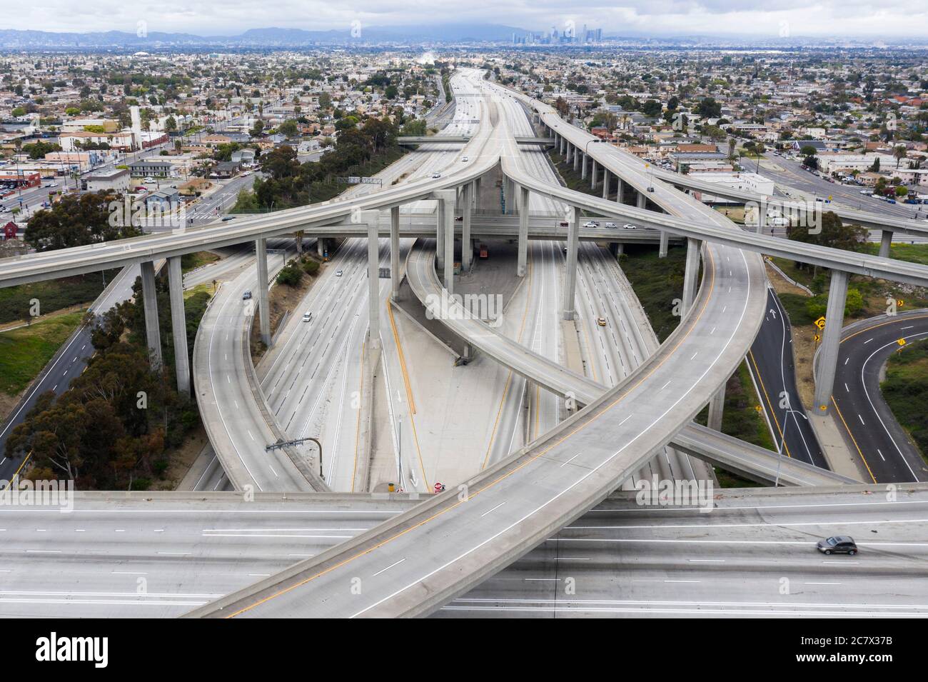 Fast leere Los Angeles Autobahnkreuz, wo die Autobahnen 110 und 105 treffen Stockfoto