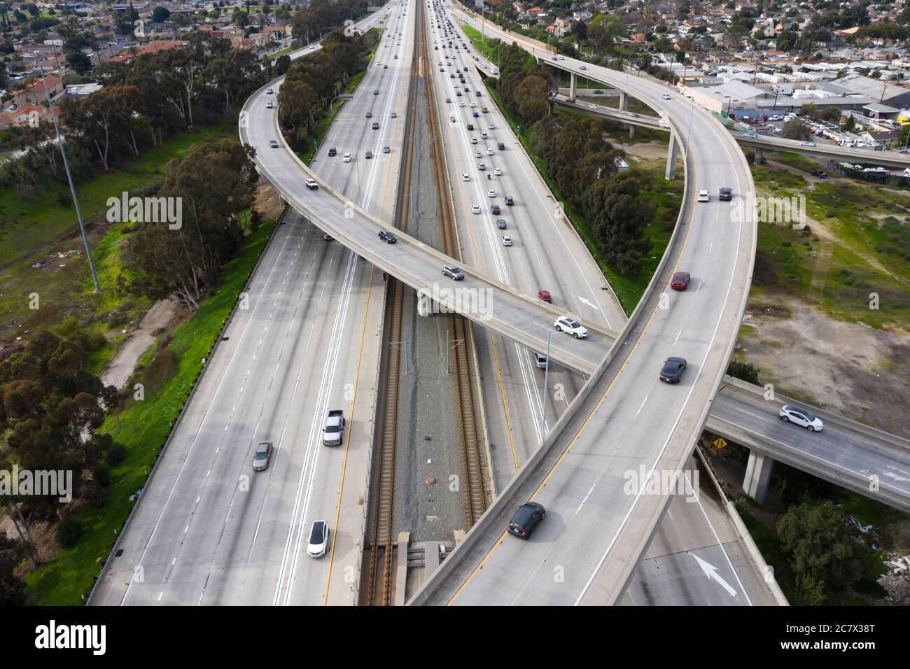 Luftaufnahmen der Autobahnkreuzabeiden der Bundesstaaten 710 und 105 in Los Angeles, Kalifornien Stockfoto