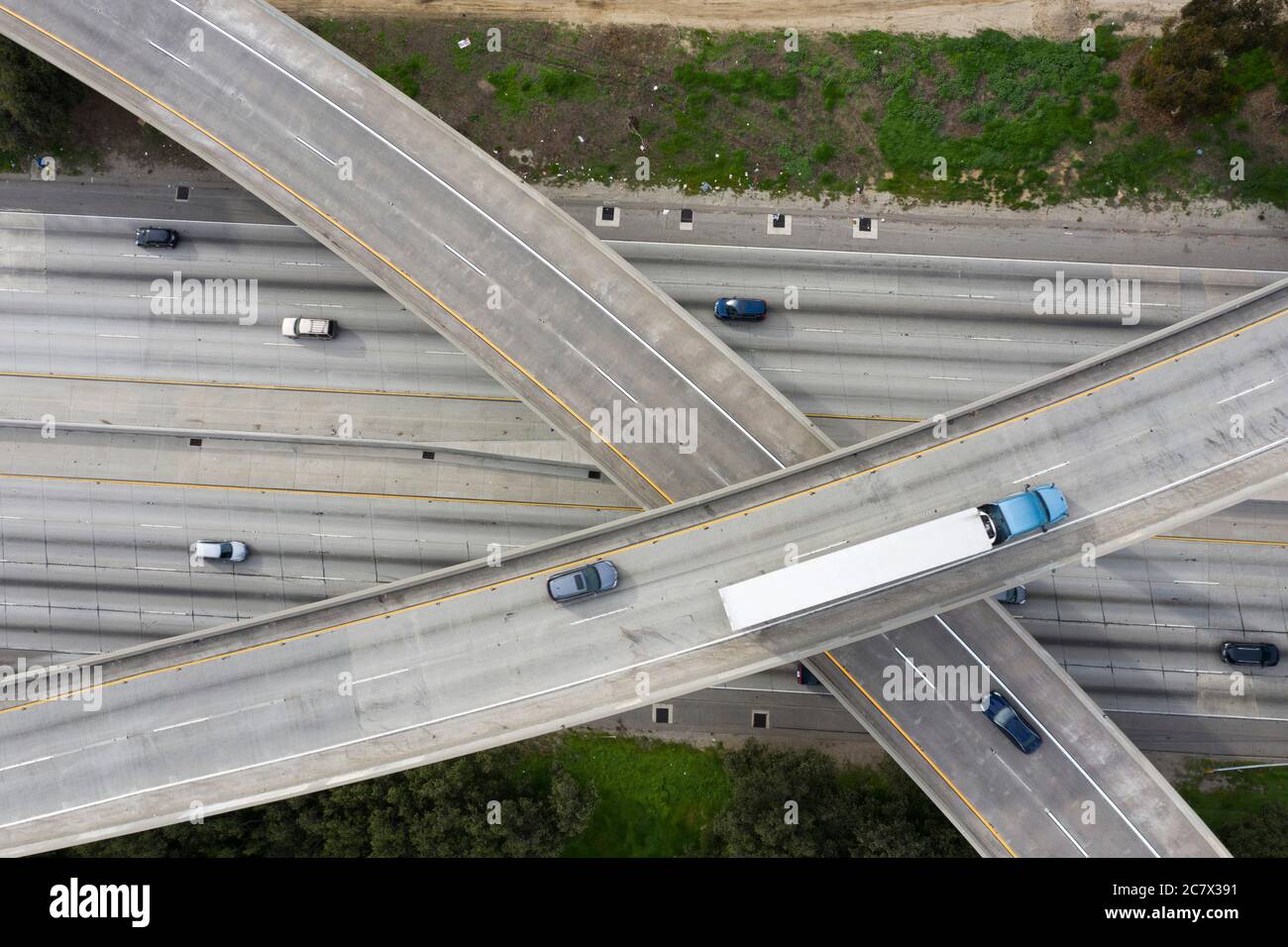 Luftaufnahmen der Autobahnkreuzabeiden der Bundesstaaten 710 und 105 in Los Angeles, Kalifornien Stockfoto