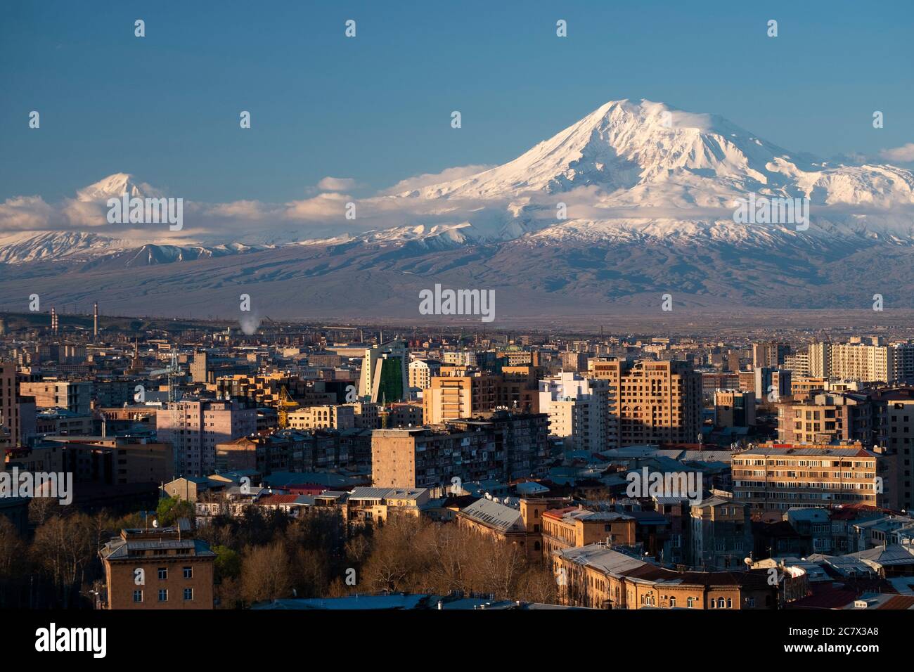 Blick am Morgen auf Mt. Ararat überragt die Skyline von Jerewan, Armenien Stockfoto