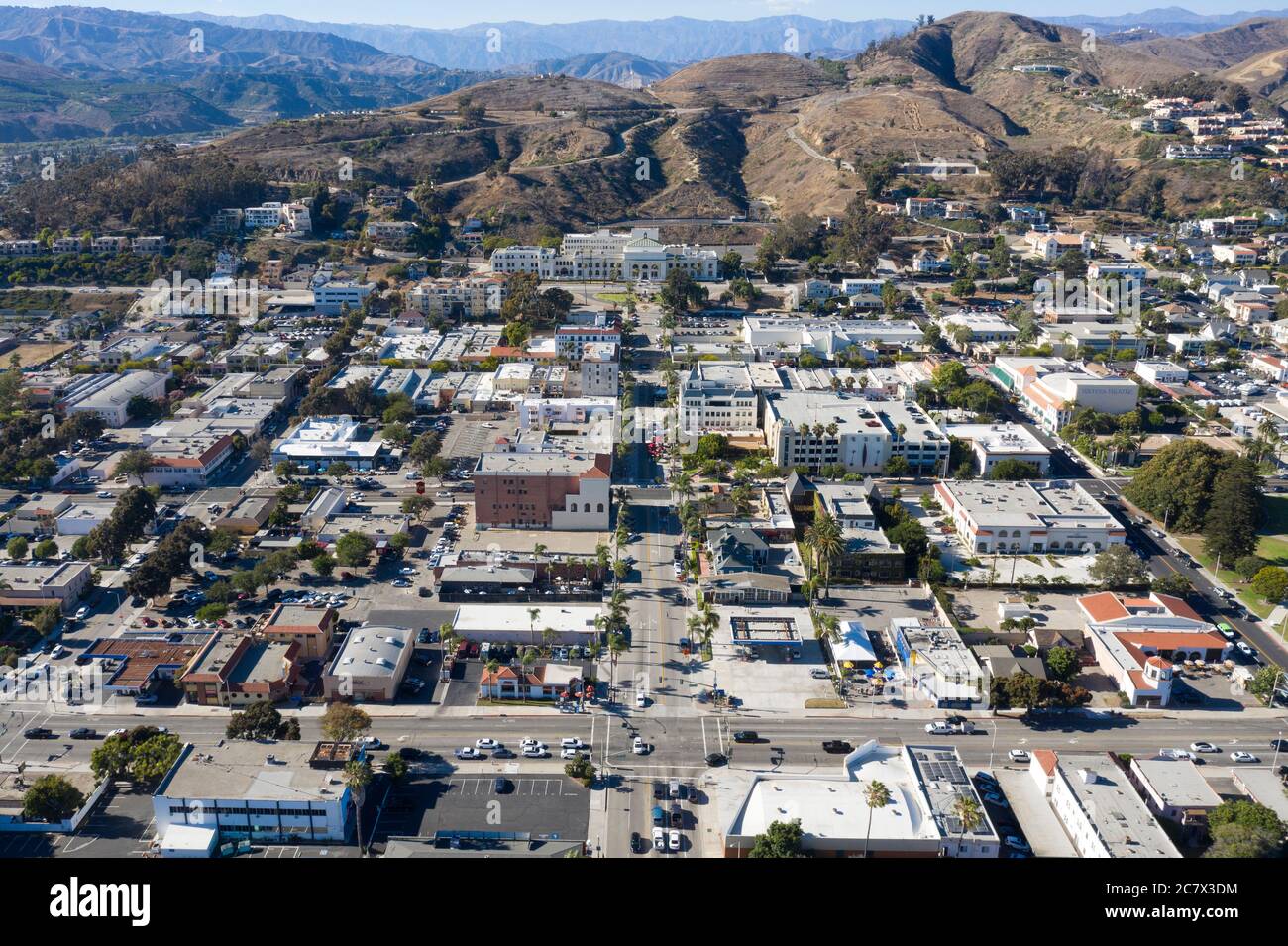 Luftaufnahme mit Blick auf die California Street in Richtung Rathaus in der Innenstadt von Ventura Stockfoto