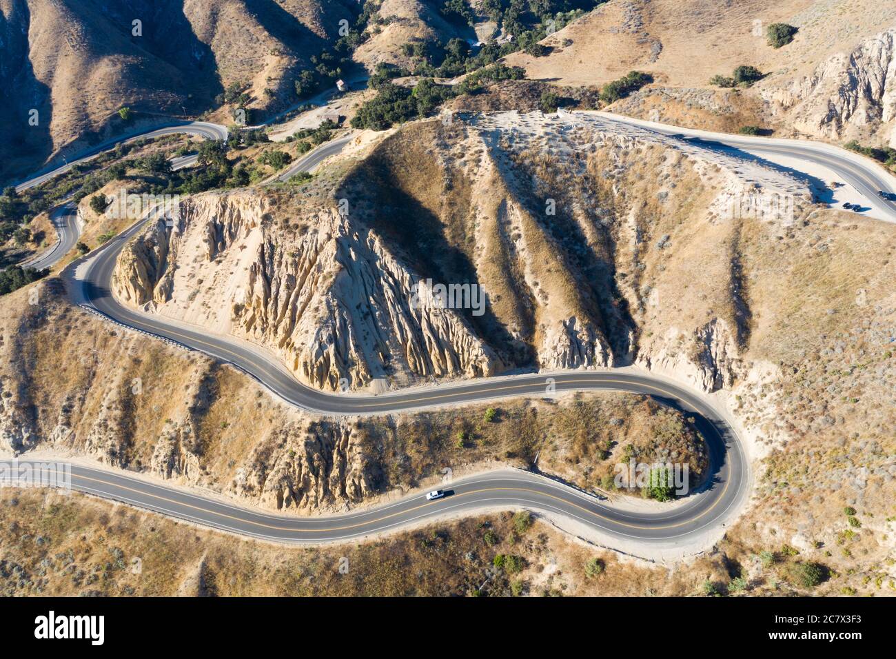 Haarnadelkurven biegen auf einer sehr kurvenreichen Straße in Grimes Canyon Road, Ventura County, Kalifornien Stockfoto