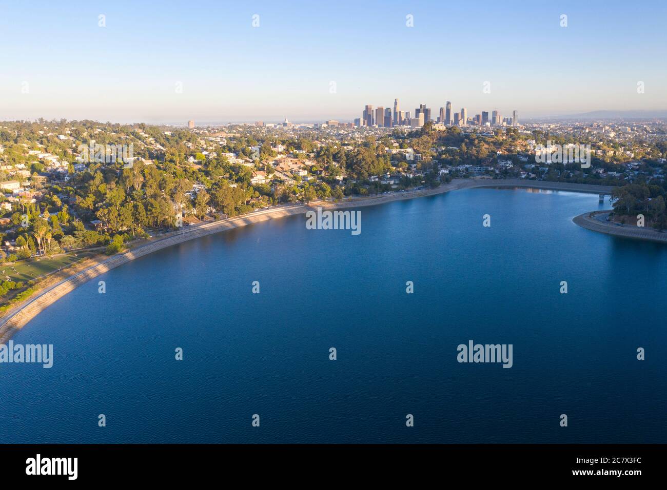 Luftaufnahme des Silver Lake Reservoir mit Downtown Los Angeles Skyline in der Ferne Stockfoto