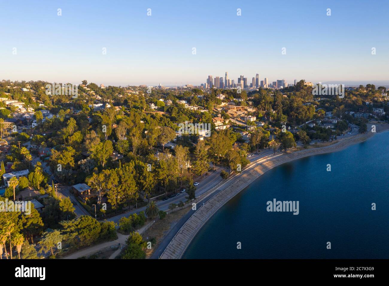 Luftaufnahme des Silver Lake Reservoir mit Downtown Los Angeles Skyline in der Ferne Stockfoto