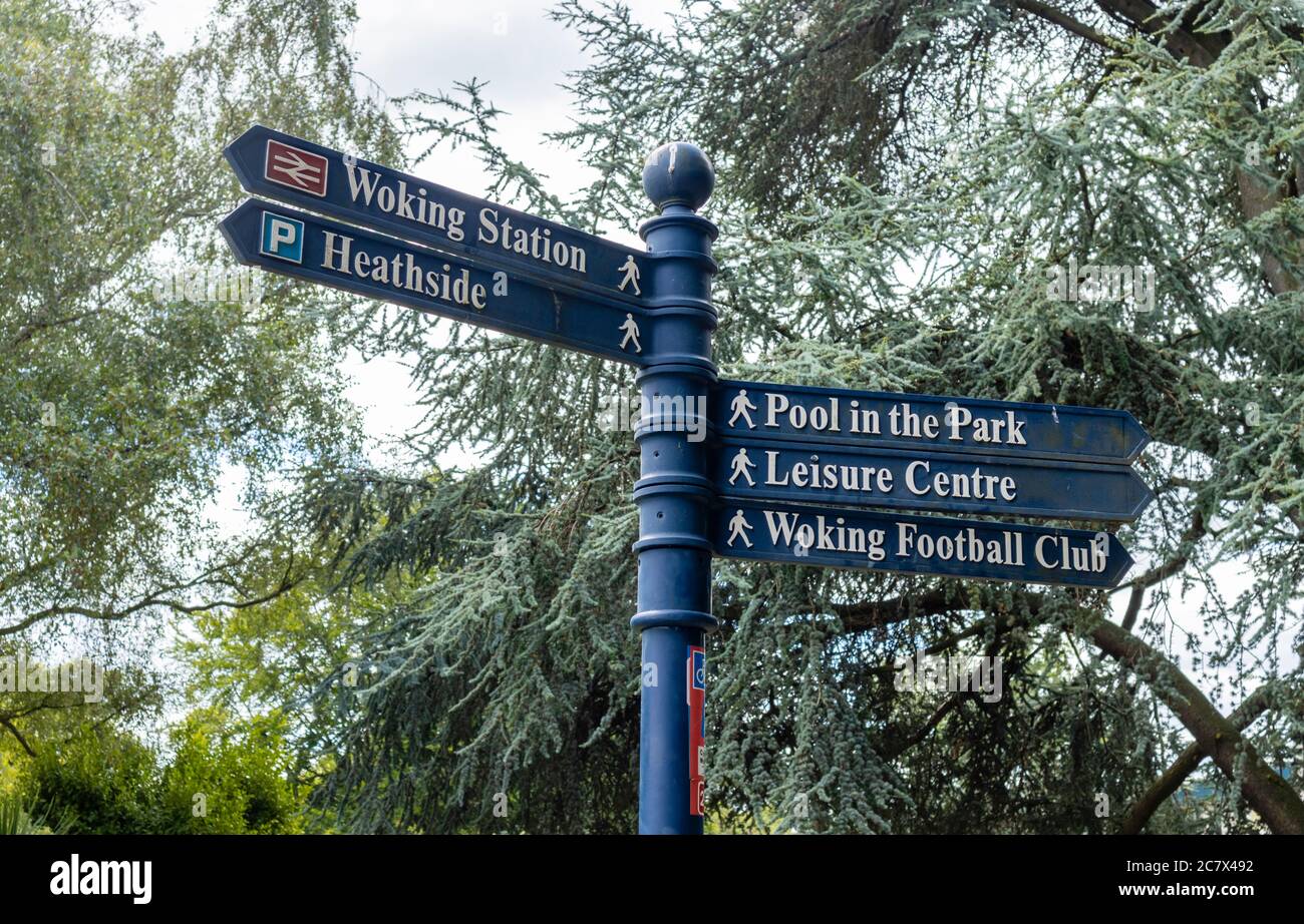 Wegweiser in Woking Park, der auf lokale Sehenswürdigkeiten, Sehenswürdigkeiten, Annehmlichkeiten und Einrichtungen in Woking, Surrey, Südostengland zeigt Stockfoto