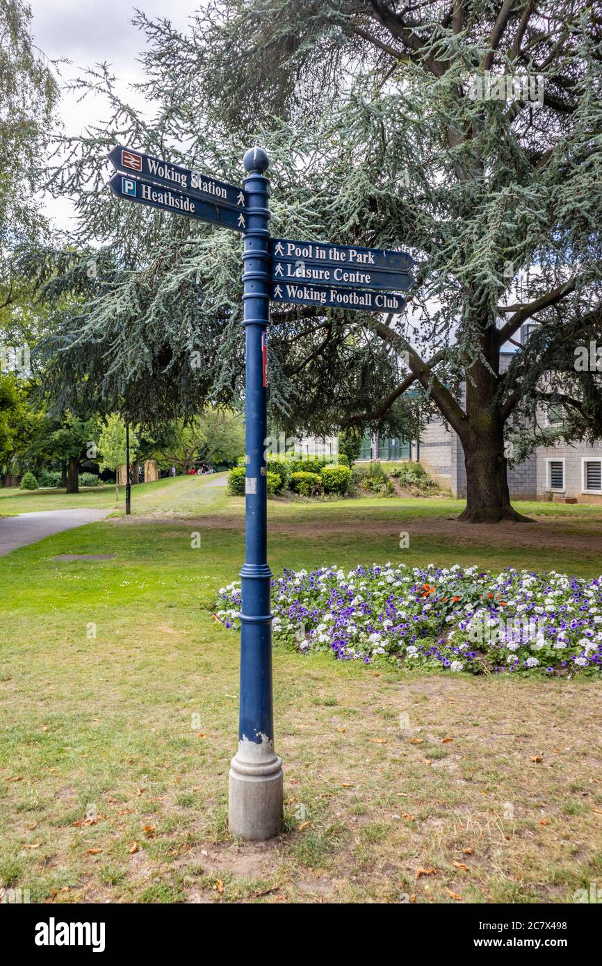 Wegweiser in Woking Park, der auf lokale Sehenswürdigkeiten, Sehenswürdigkeiten, Annehmlichkeiten und Einrichtungen in Woking, Surrey, Südostengland zeigt Stockfoto