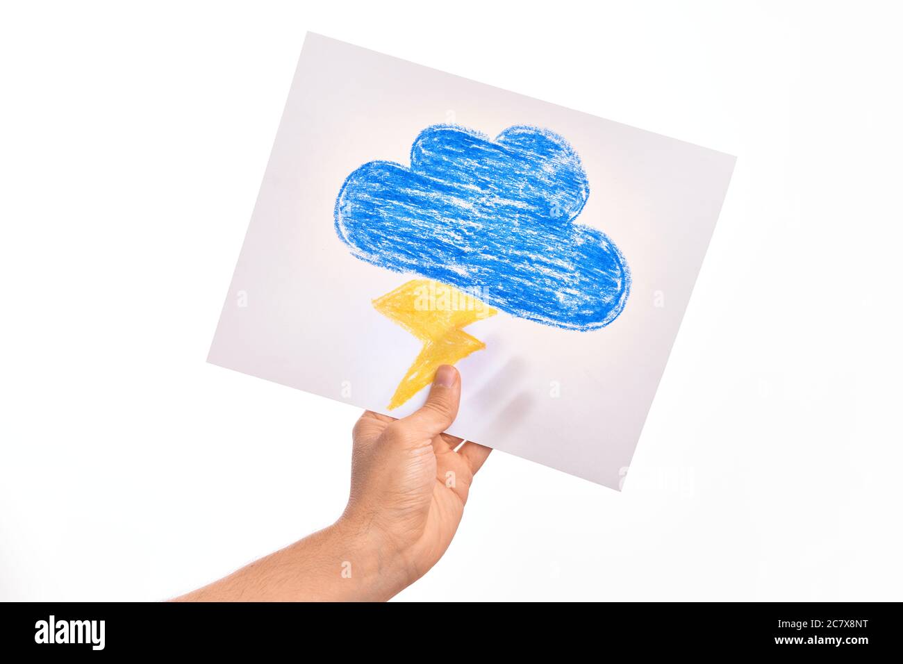 Halten Papierblatt mit einer Zeichnung einer blauen Wolke mit einem Blitz, Gewitter Vorhersage Wetter Stockfoto