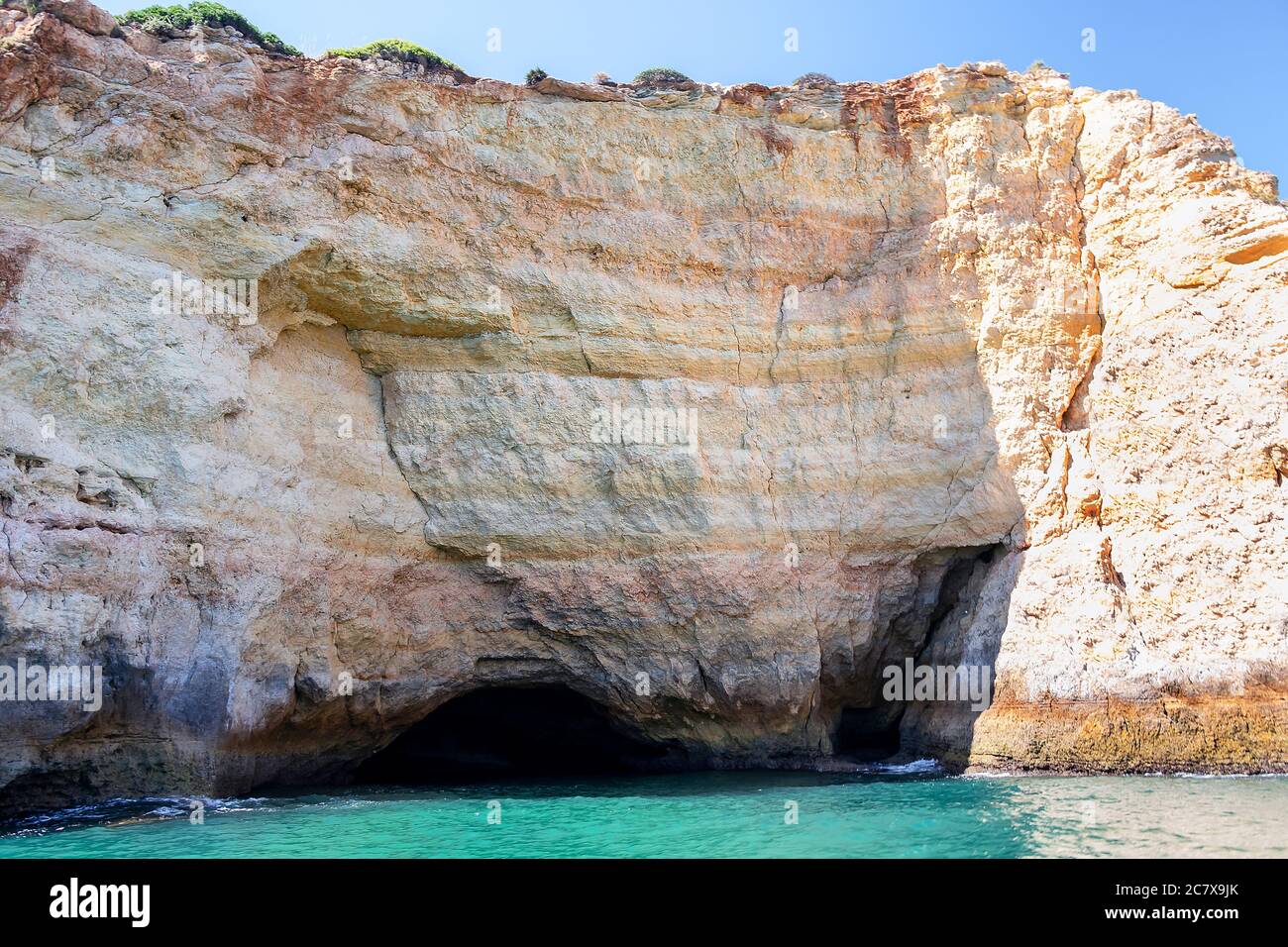 Benagil Höhlen von der Seeseite. Schöne natürliche Meereshöhle mit smaragdgrünem Wasser und Atlantik in Carvoeiro Stockfoto