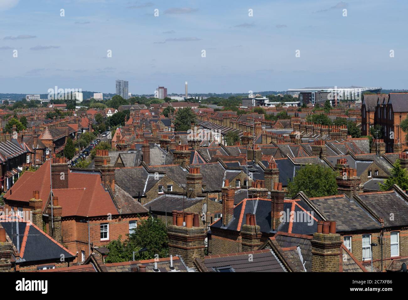Ansicht von Wohnungen und anderen Gebäuden in Wood Green, London, UK. Das Fußballstadion Tottenham Hotspur ist zu sehen. Stockfoto