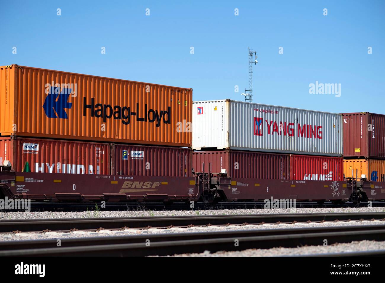 Aurora, Illinois, USA. Ein intermodaler Güterzug von Burlington Northern Santa Fe, der durch den Eola Yard der Eisenbahn führt. Stockfoto