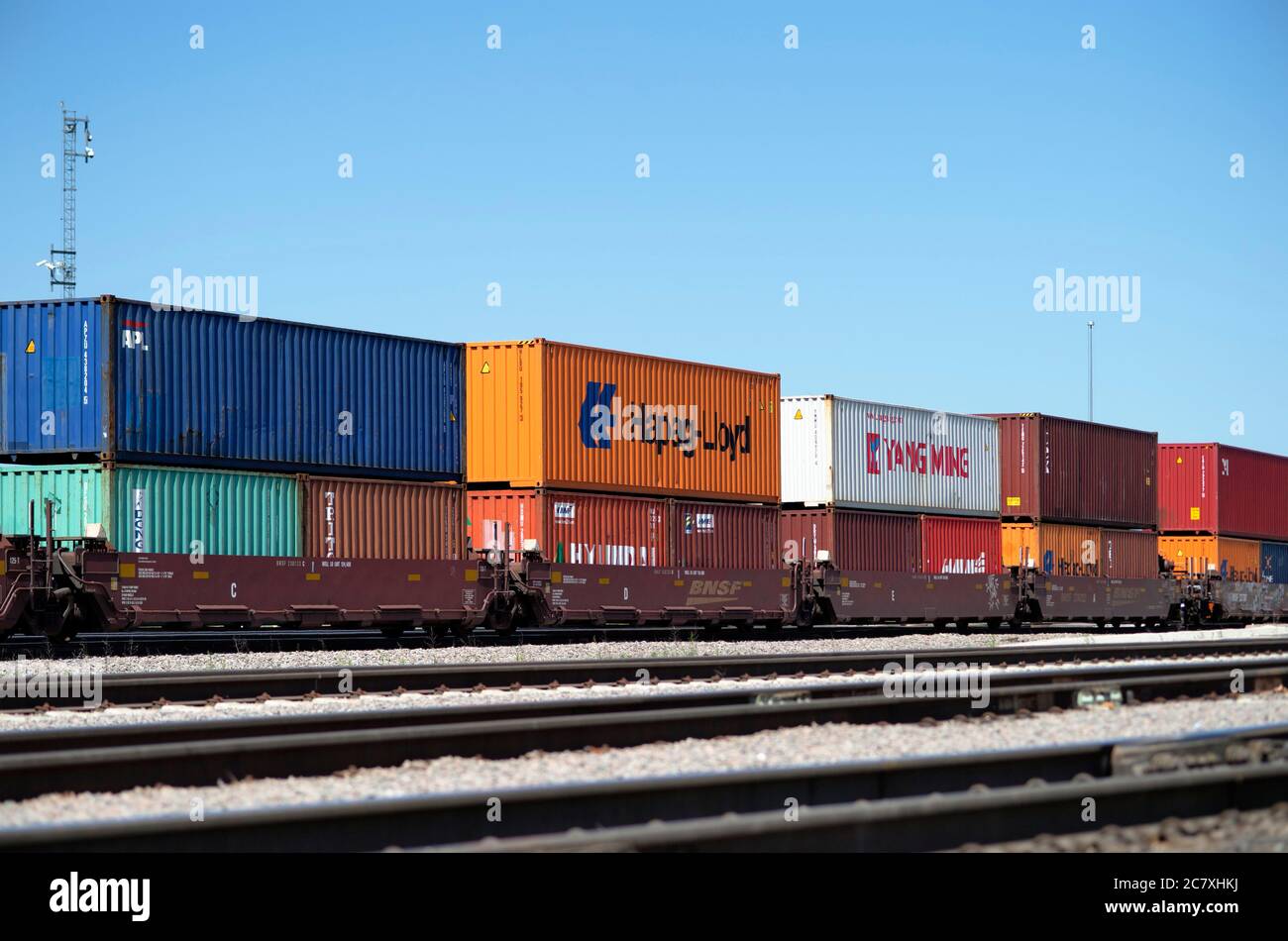 Aurora, Illinois, USA. Ein intermodaler Güterzug von Burlington Northern Santa Fe, der durch den Eola Yard der Eisenbahn führt. Stockfoto