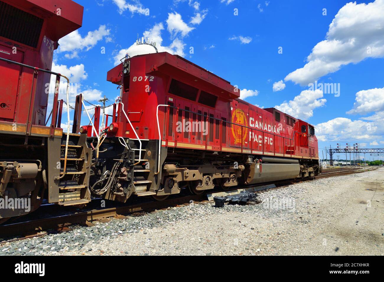 Franklin Park, Illinois, USA. Ein Paar Canadian Pacific Railway Lokomotive führt einen Güterzug vom Bensenville Yard. Stockfoto