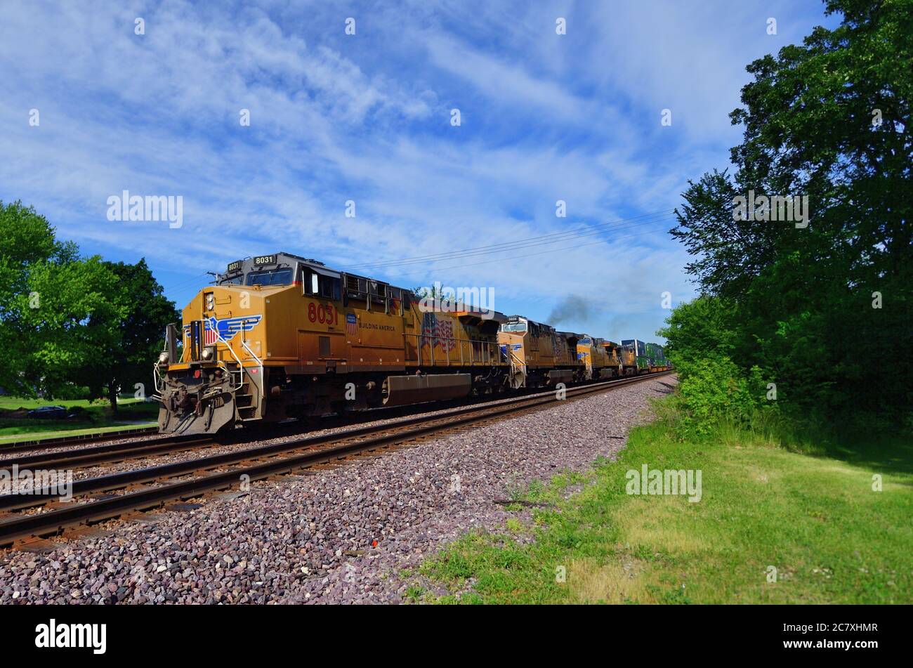 Winfield, Illinois, USA. Vier Lokomotiven führen eine intermodale Güterbeförderung der Union Pacific in Westbound durch Winfield, Illinois. Stockfoto