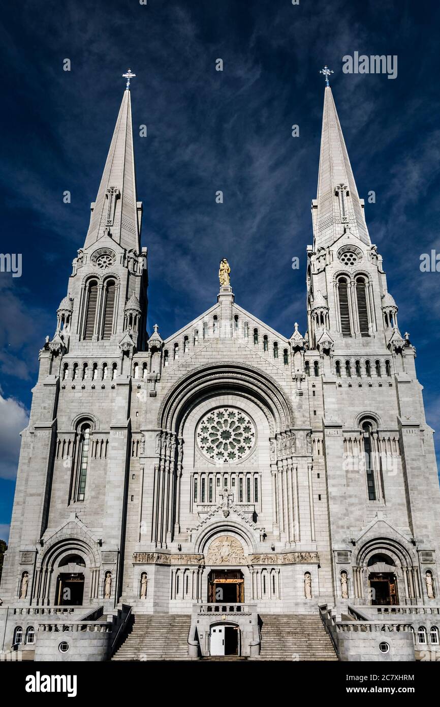 Saint Anne Basilika am blauen Himmel Stockfoto