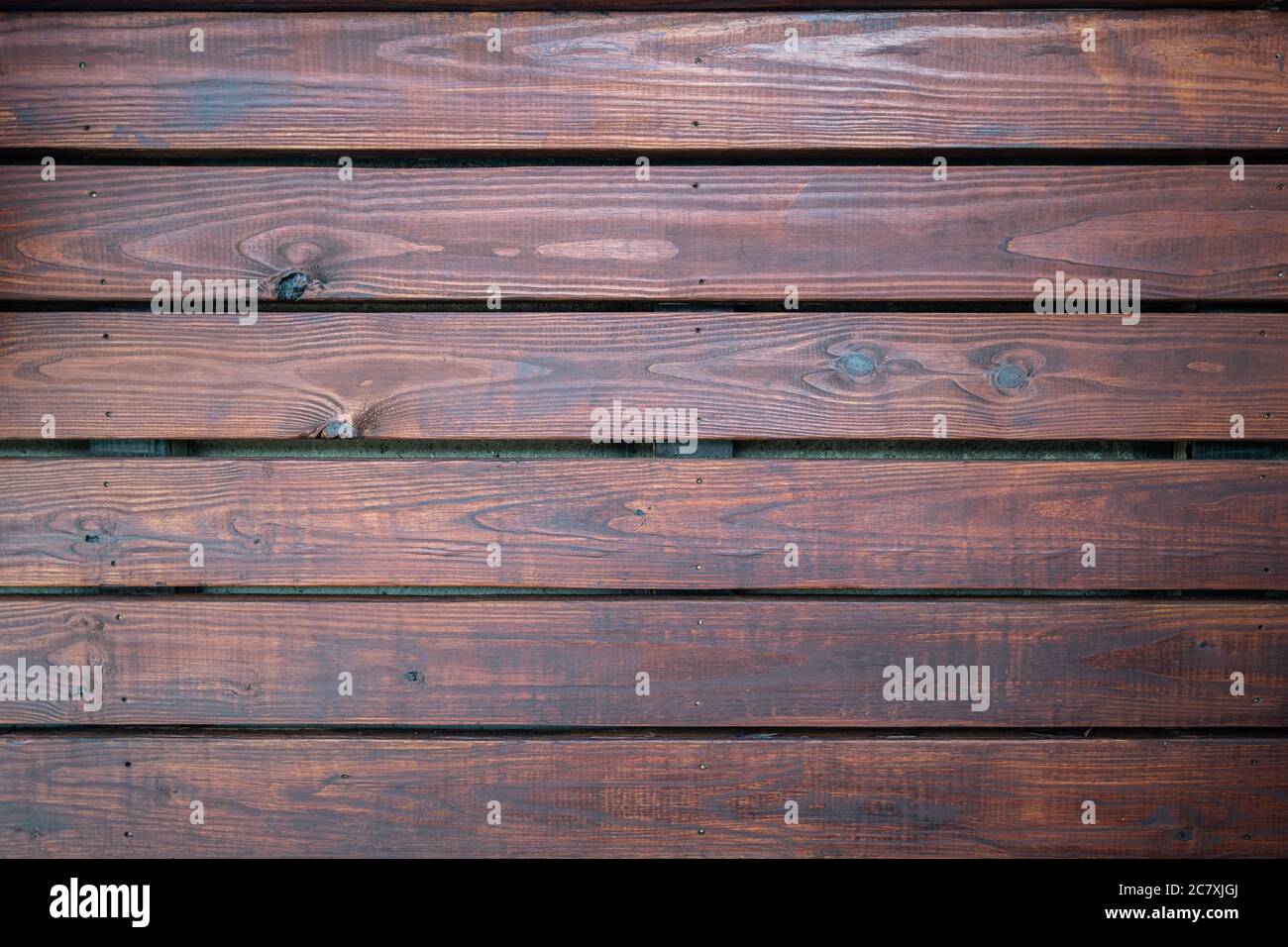 Foto von gebeizten Holzlatten über Beton Stockfoto