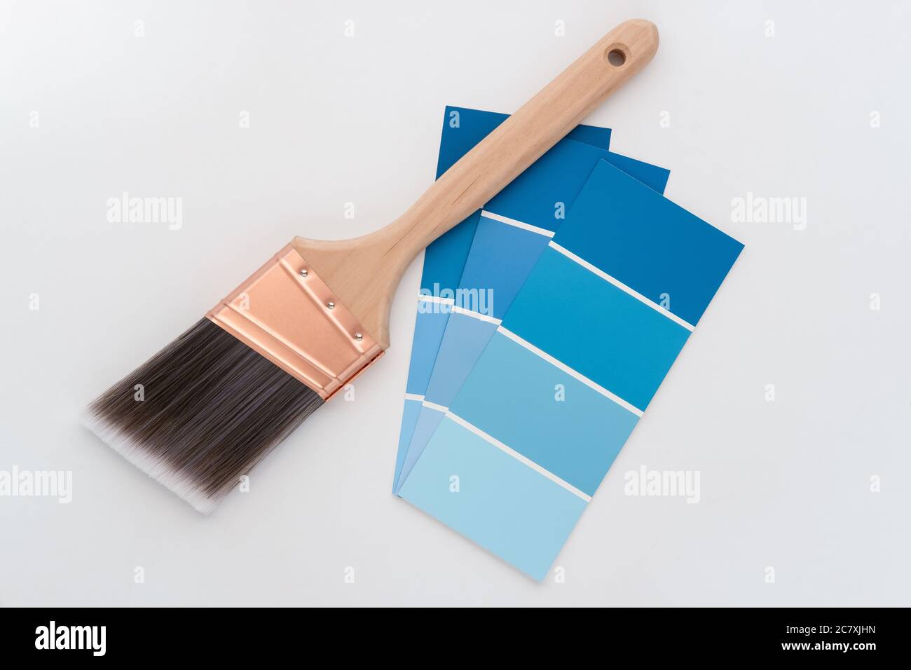 Foto von professionellen Pinsel mit konischen Rand und malen Beispielkarten auf weißem Hintergrund Stockfoto