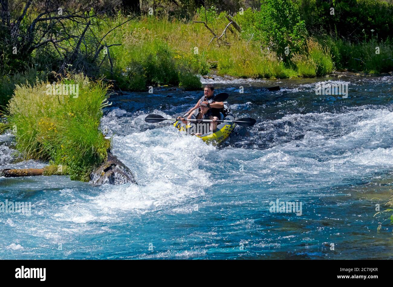 Kajak kippen während über die Stromschnellen gehen Stockfoto