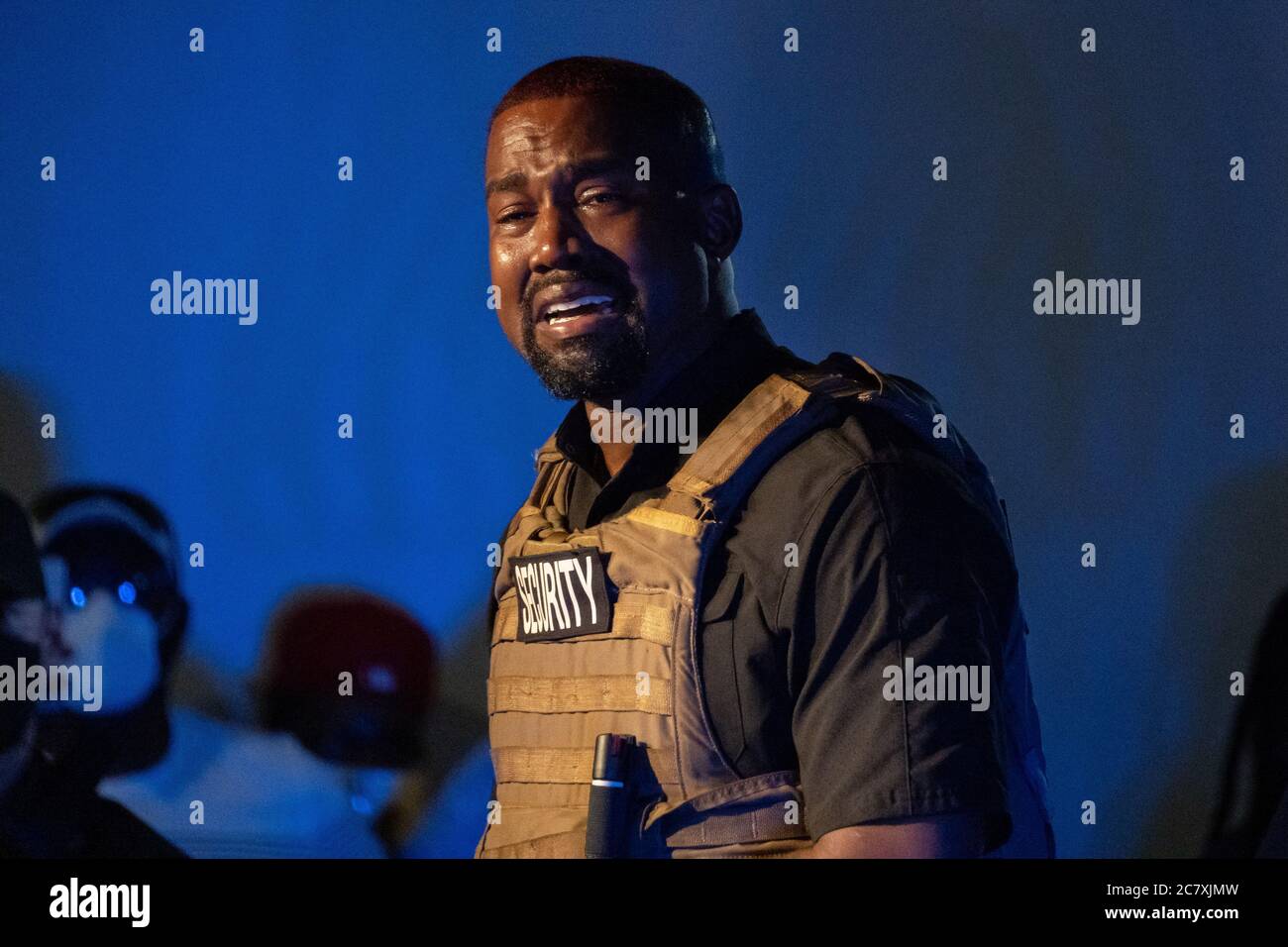 North Charleston, Usa. Juli 2020. Der amerikanische Rapper und Unternehmer  Kanye West, der eine kugelsichere Weste trägt, bricht bei seiner ersten  Wahlkampfveranstaltung bei den bevorstehenden Präsidentschaftswahlen am  Sonntag, den 19 2020. Juli,