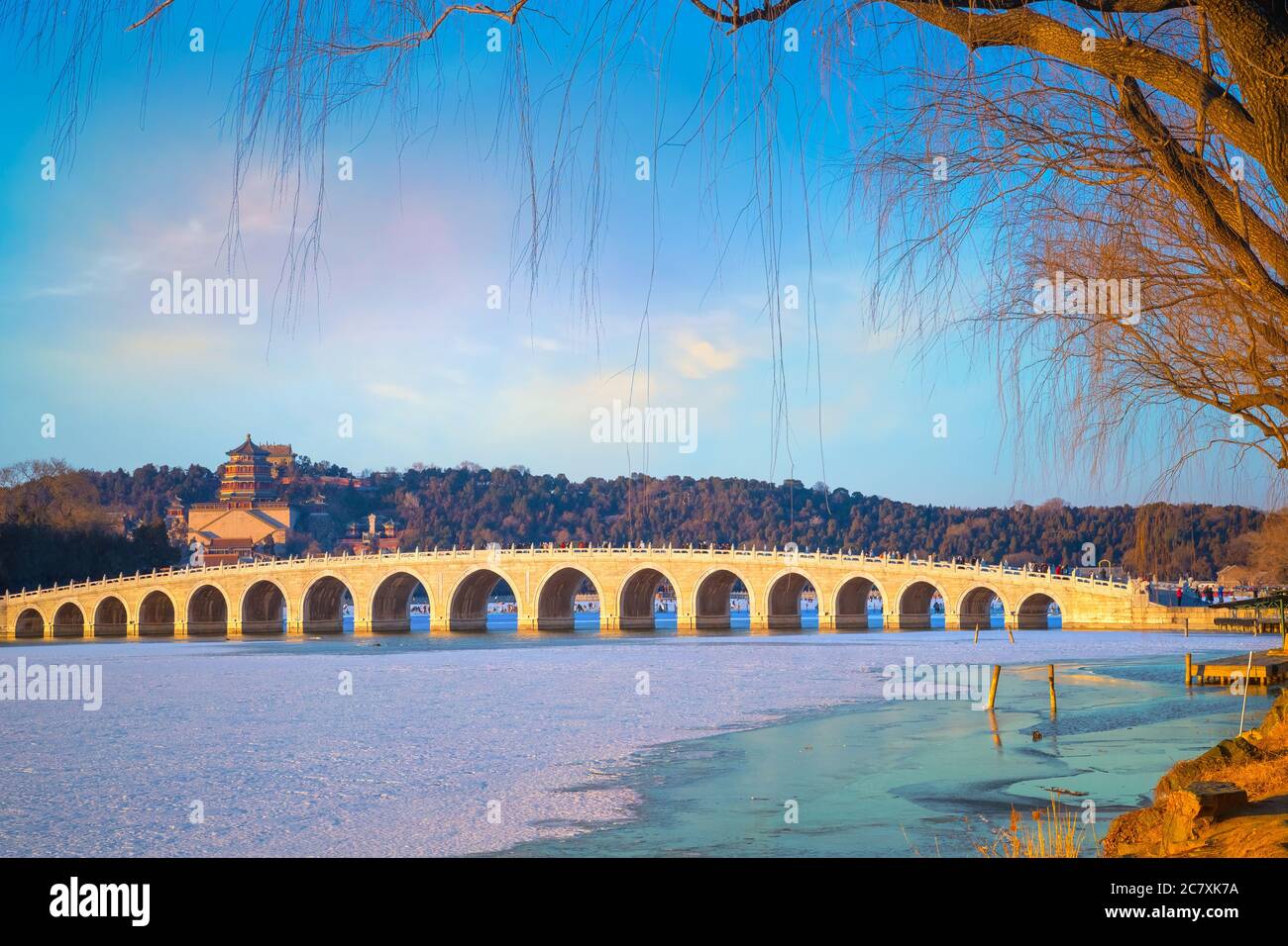 Peking, China - Jan 13 2020: Siebzehn-Bogen-Brücke am Sommerpalast, verbindet das östliche Ufer des Kunming-Sees und Nanhu-Insel im Westen, gebaut d Stockfoto