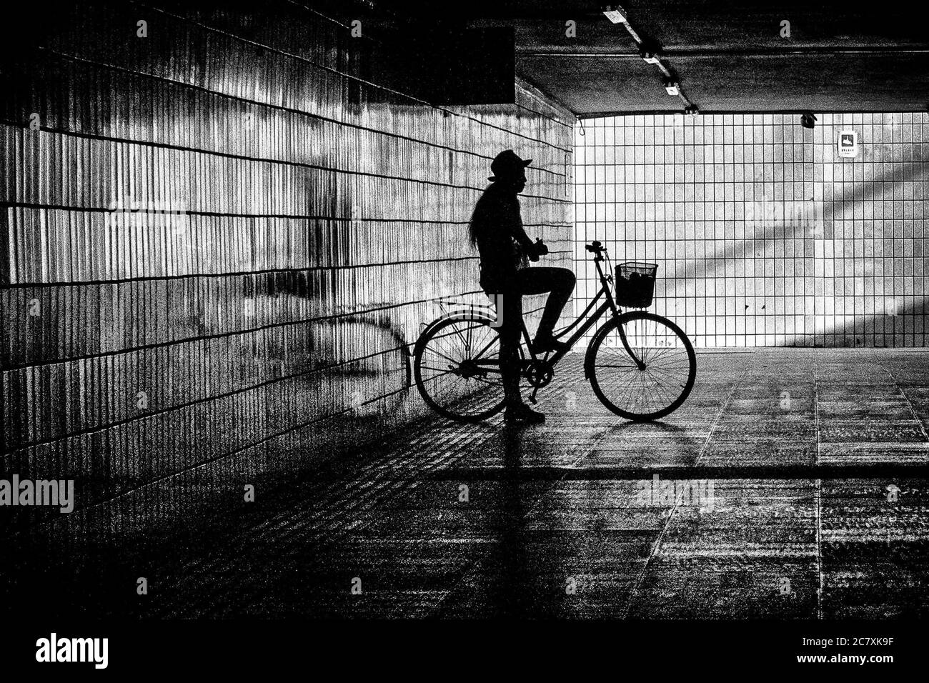 Peking, China. Juli 2020. Die Frau spielt Gitarre, auf ihrem Fahrrad in einem unterirdischen Gang in Peking, China am 19/07/2020 Peking senkte seine öffentliche Gesundheit Epidemie Notfall von der zweiten auf die dritte Ebene von Wiktor Dabkowski Quelle: dpa/Alamy Live News Stockfoto