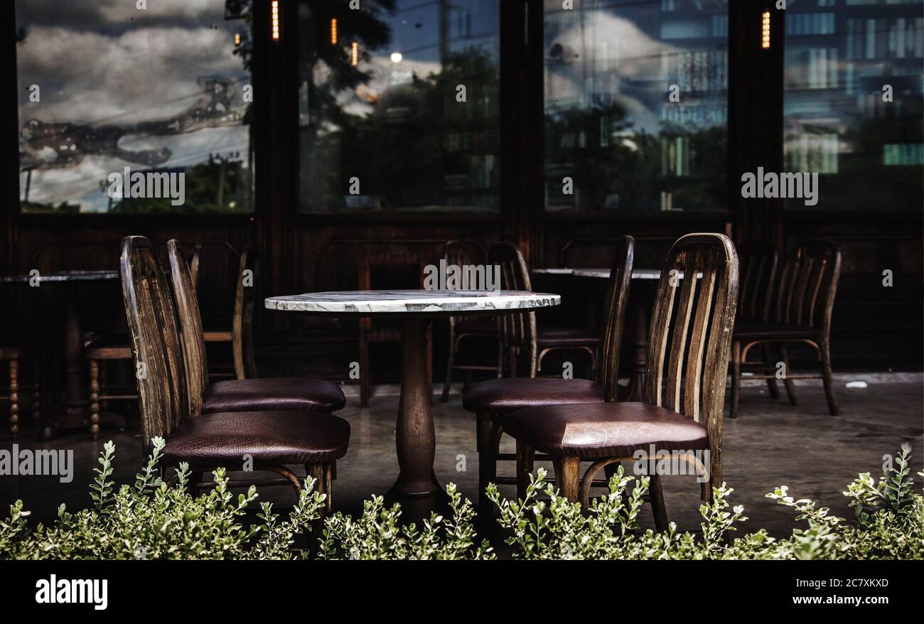 Leerer Kunde im alten Restaurant im Freien in Pandemiesituation Stockfoto