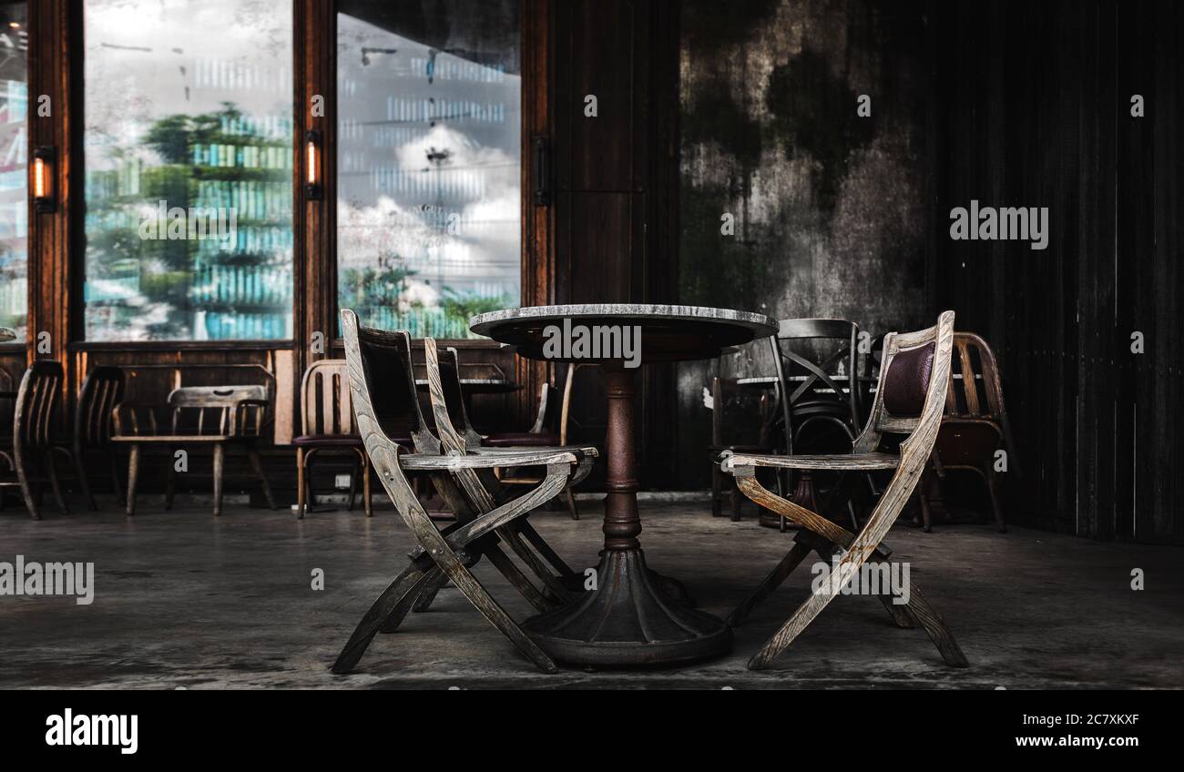 Leerer Kunde im alten Restaurant im Freien in Pandemiesituation Stockfoto